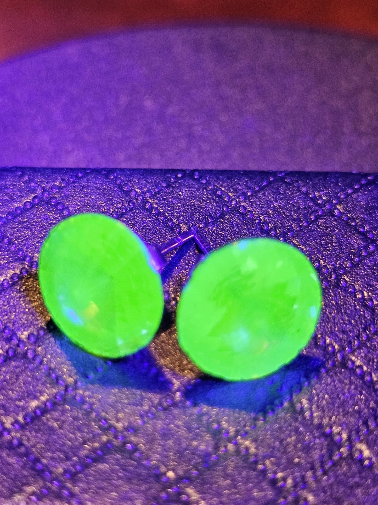Boucles d'oreilles en verre d'uranium en argent sterling neuf avec pierres en verre d'uranium taille ronde Rivolis vintage de 12 mm, qui brillent sous la lumière noire/UV