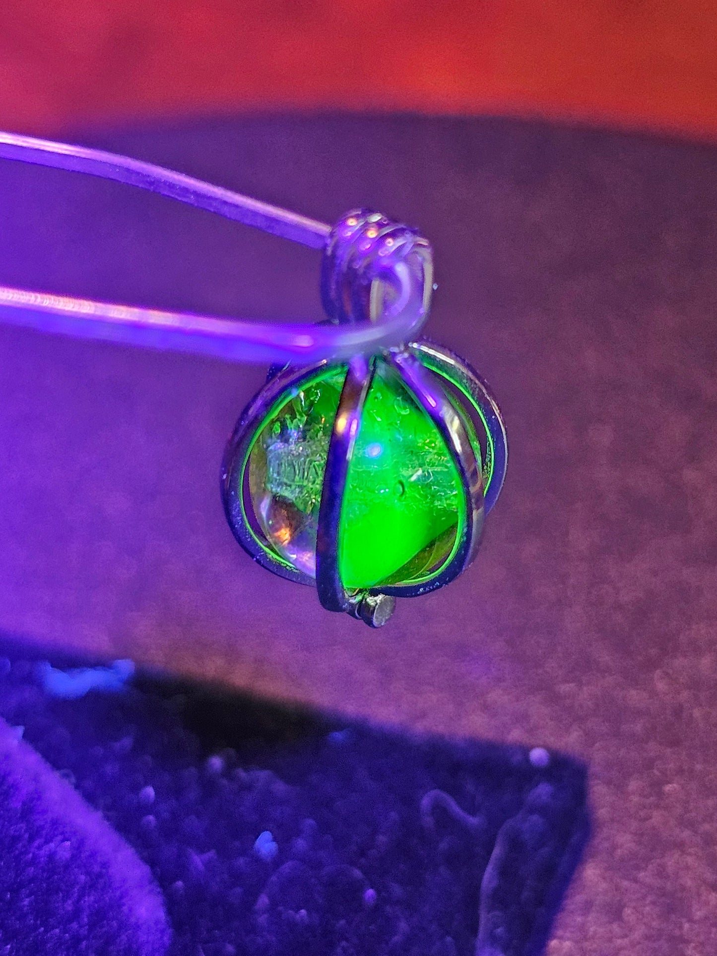 Pendentif en verre d'uranium en argent sterling neuf avec une perle vintage de 10 mm en verre d'uranium qui brille sous la lumière noire / UV