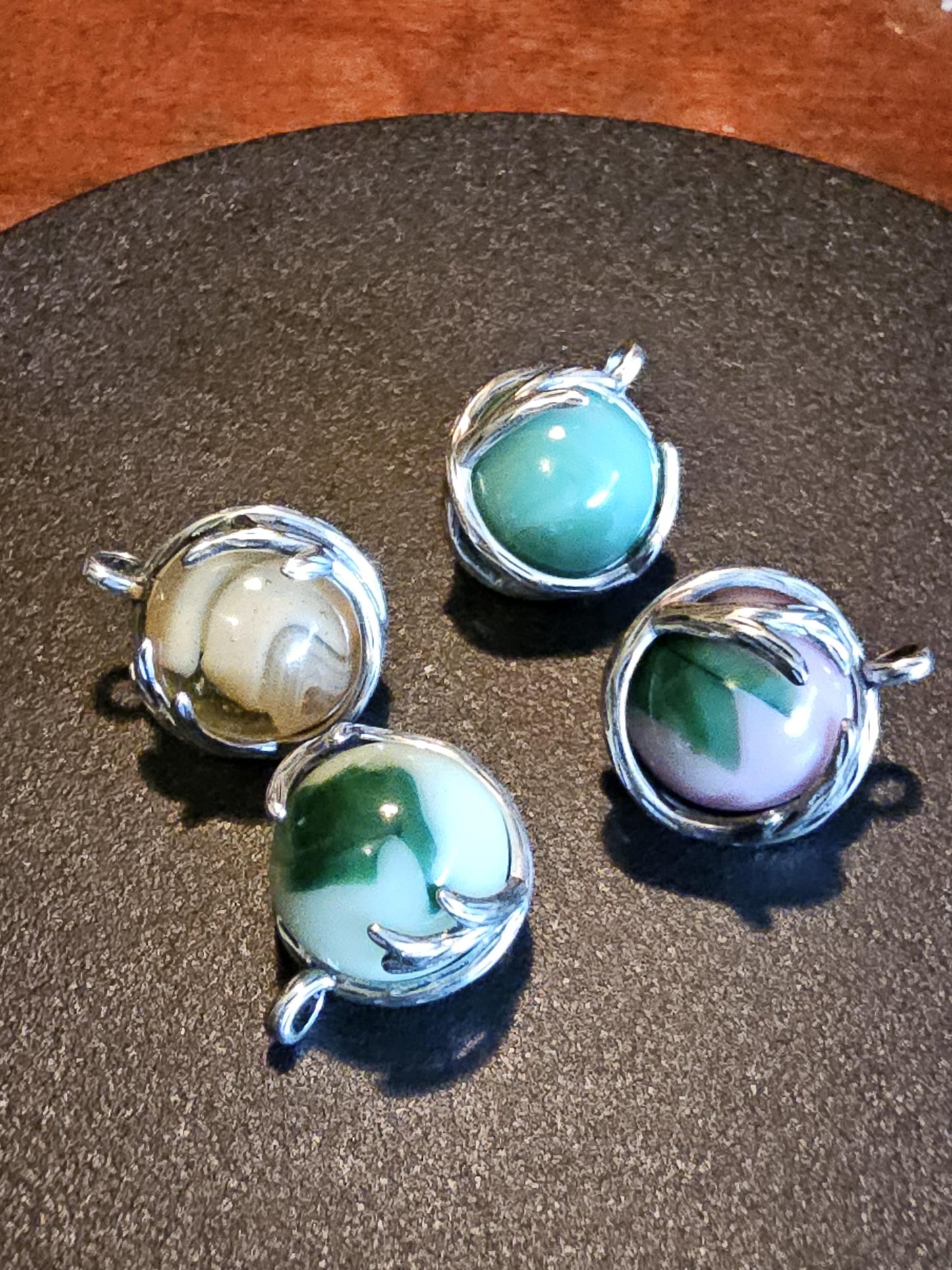 Pendentifs en verre d'uranium en argent sterling neuf avec des billes de verre d'uranium rondes vintage de 14 à 16 mm qui brillent sous la lumière noire / UV