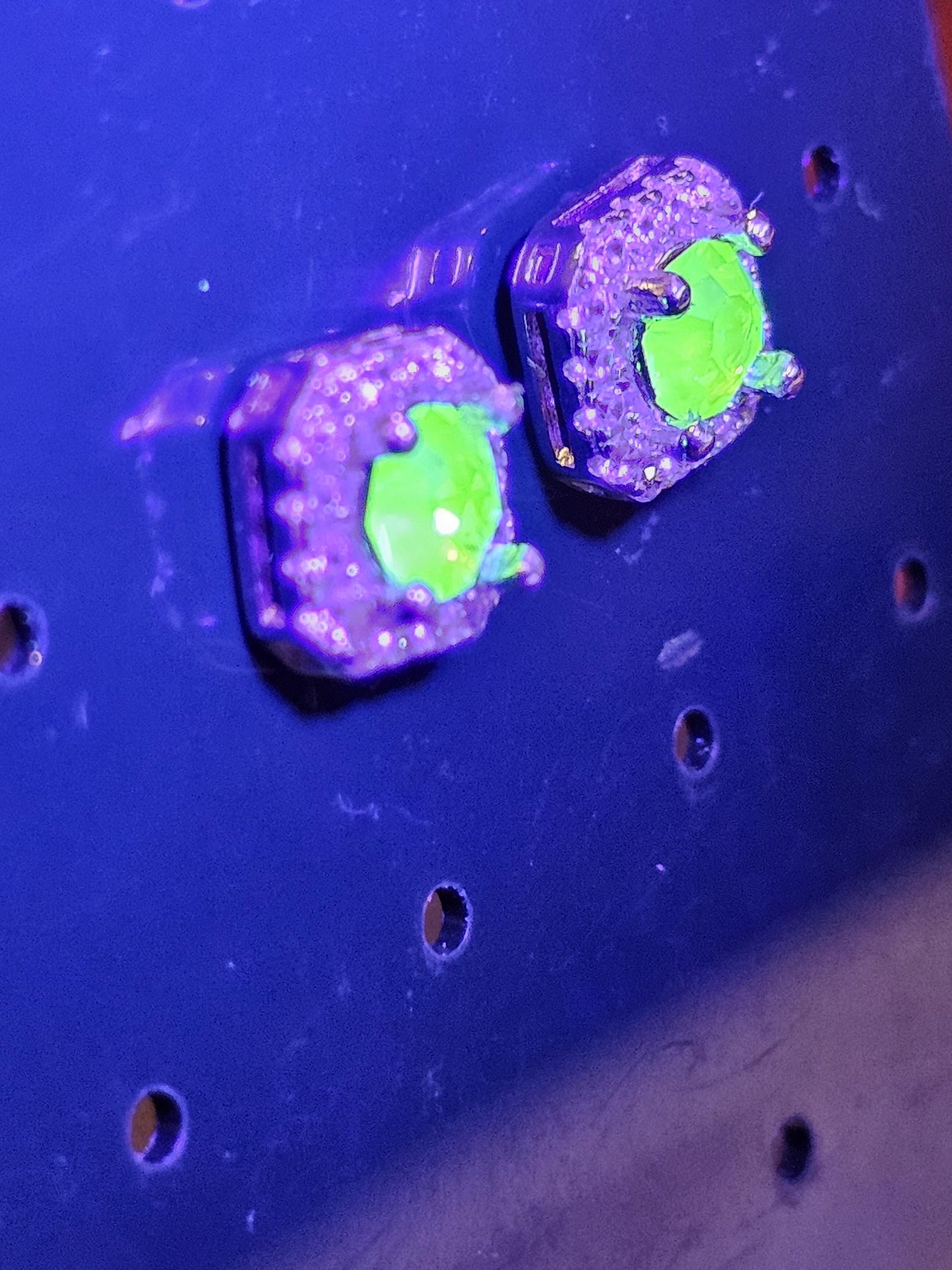 Boucles d'oreilles en verre d'uranium en argent sterling neuf avec pierres en verre d'uranium taille ovale vintage qui brillent sous la lumière noire/UV