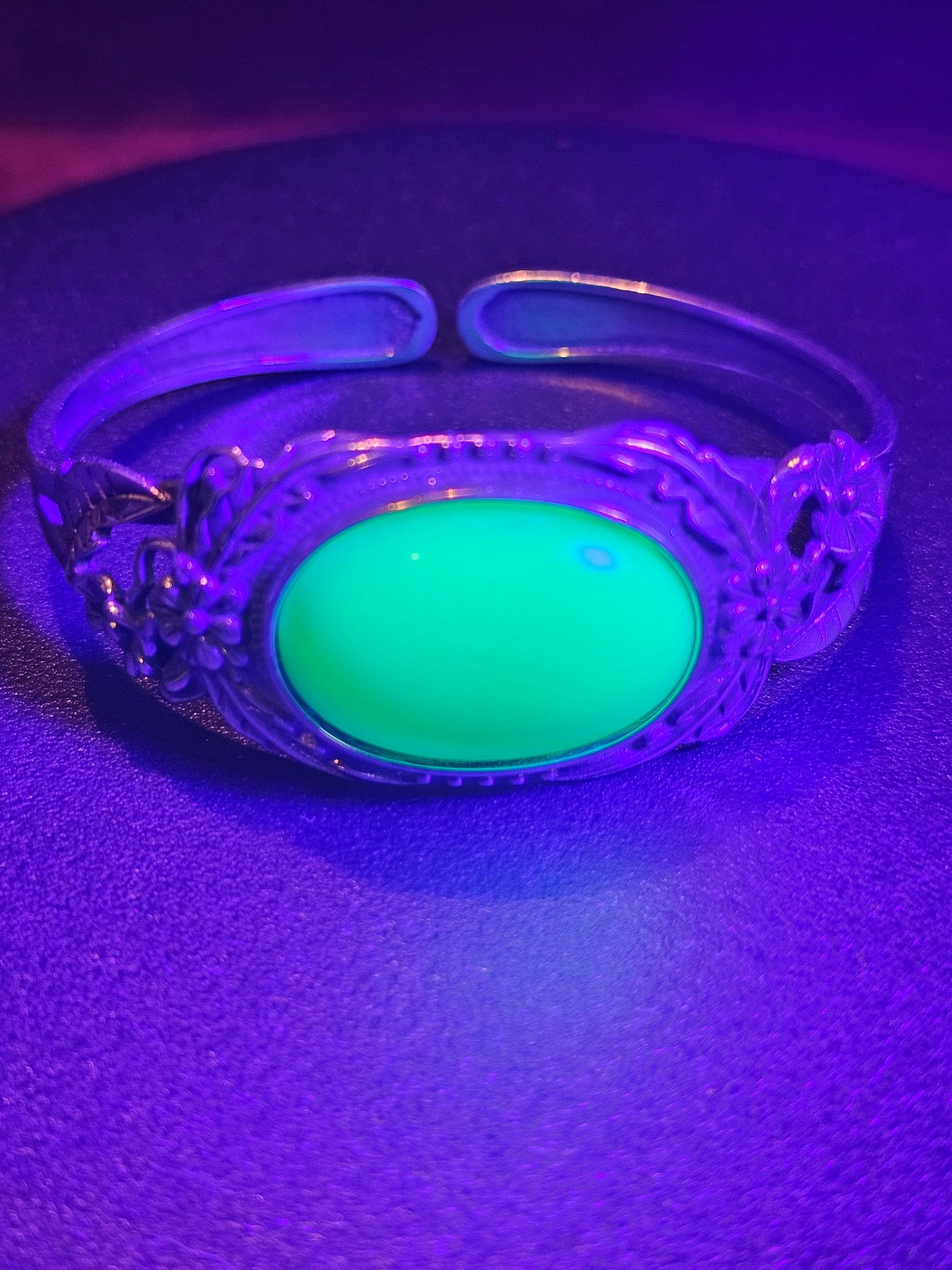 Bracelets en verre d'uranium neufs en argent sterling avec pierres ovales en verre d'uranium vintage de 25 x 18 mm qui brillent sous la lumière noire / UV
