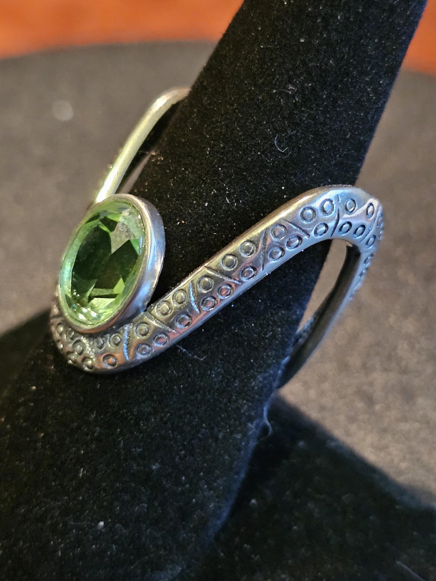 Verstellbarer Ring aus Uranglas in neuem Sterlingsilber, sehr einzigartiges Design mit einem Vintage-Uranglasstein, der unter Schwarzlicht/UV-Licht leuchtet