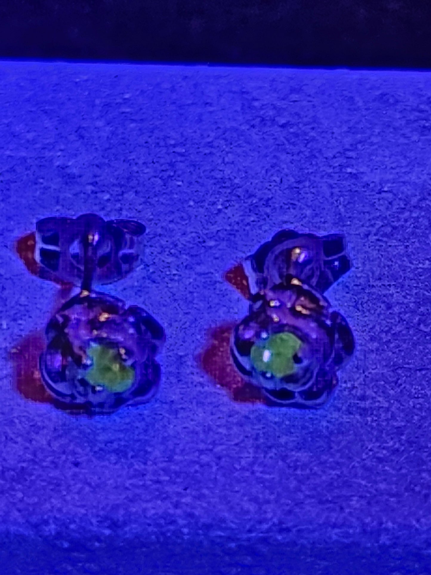 Boucles d'oreilles en verre d'uranium rose en argent sterling avec pierres en verre d'uranium rose vintage, brille sous la lumière noire/UV