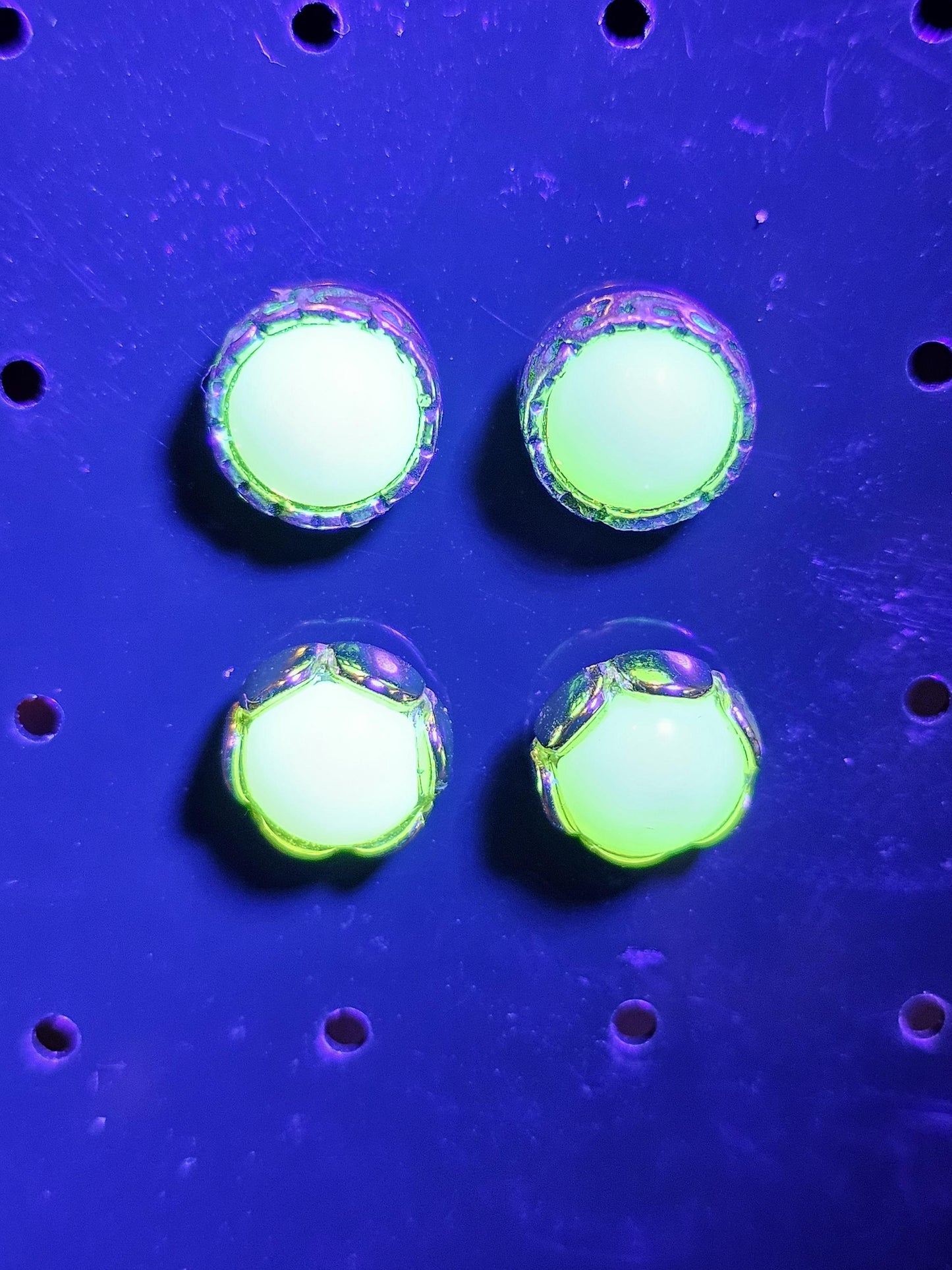Boucles d'oreilles en verre d'uranium en argent sterling ou plaqué or avec des pierres de verre d'uranium rondes vintage de 7 mm qui brillent sous la lumière noire/UV