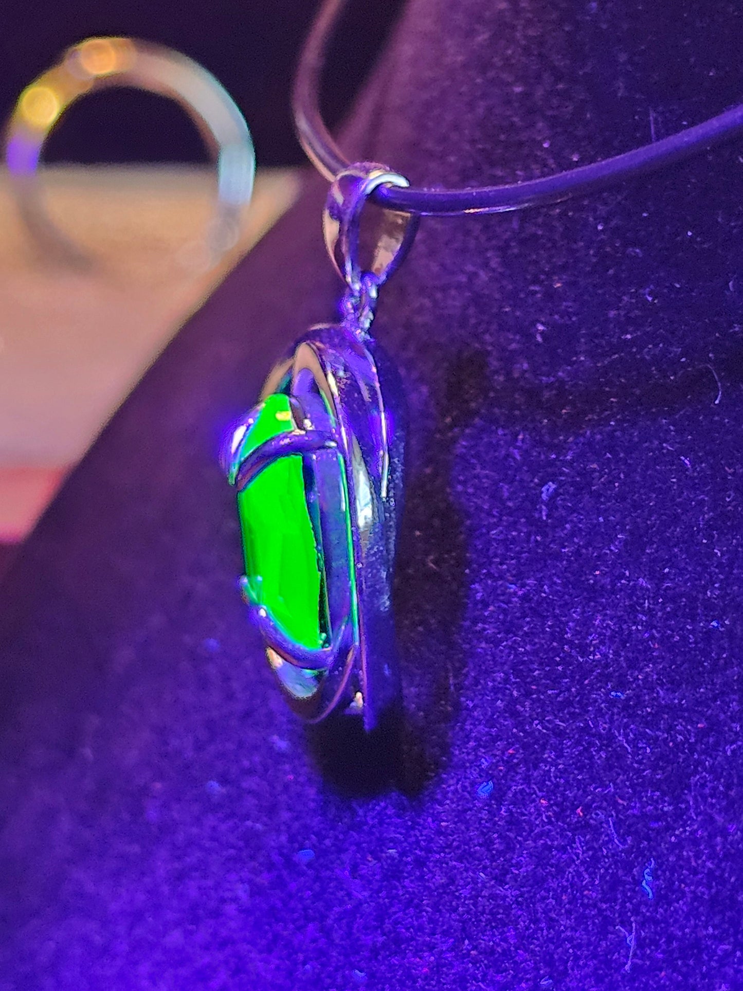 Pendentif en verre d'uranium en argent sterling de style Infinity avec pierre de verre d'uranium ovale vintage de 14 x 10 mm qui brille sous la lumière noire / UV