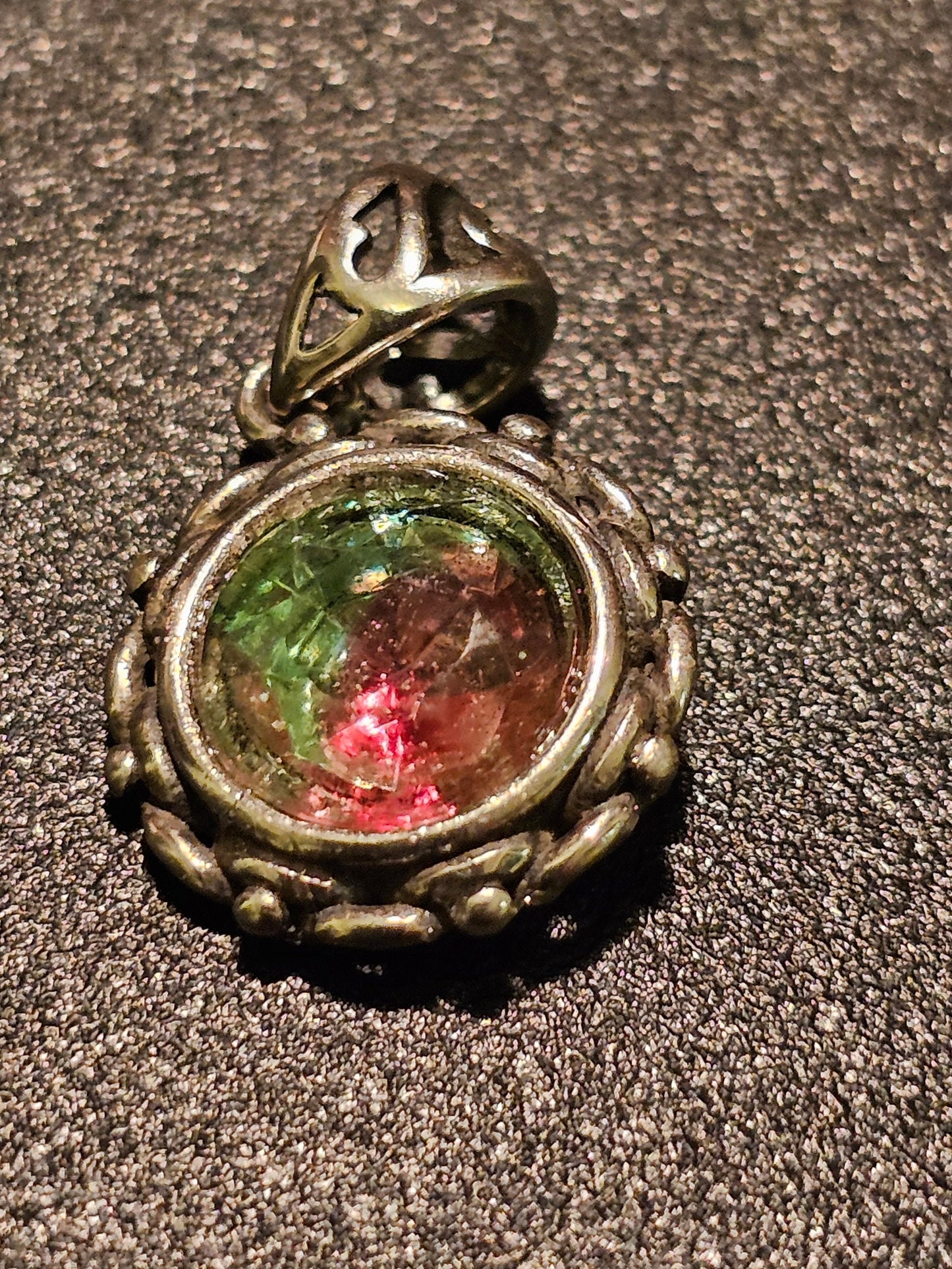 Pendentif en verre d'uranium de style vintage en argent sterling neuf avec une pierre de verre d'uranium de taille ronde vintage de 9 mm qui brille sous la lumière noire / UV