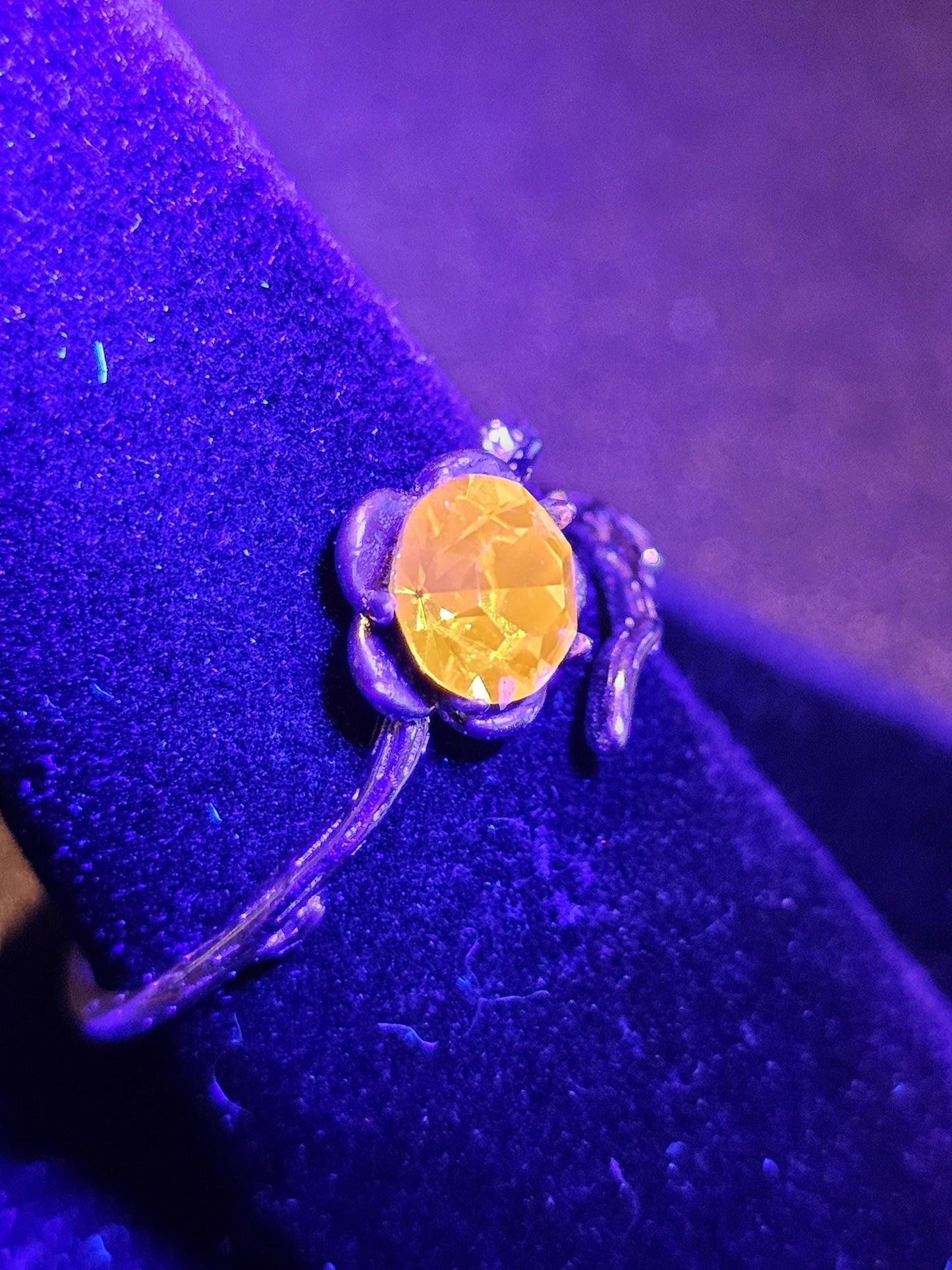 Bague en argent sterling ajustable en verre de cadmium de taille ronde avec pierre de verre de cadmium vintage de 6 mm qui brille sous la lumière noire / UV