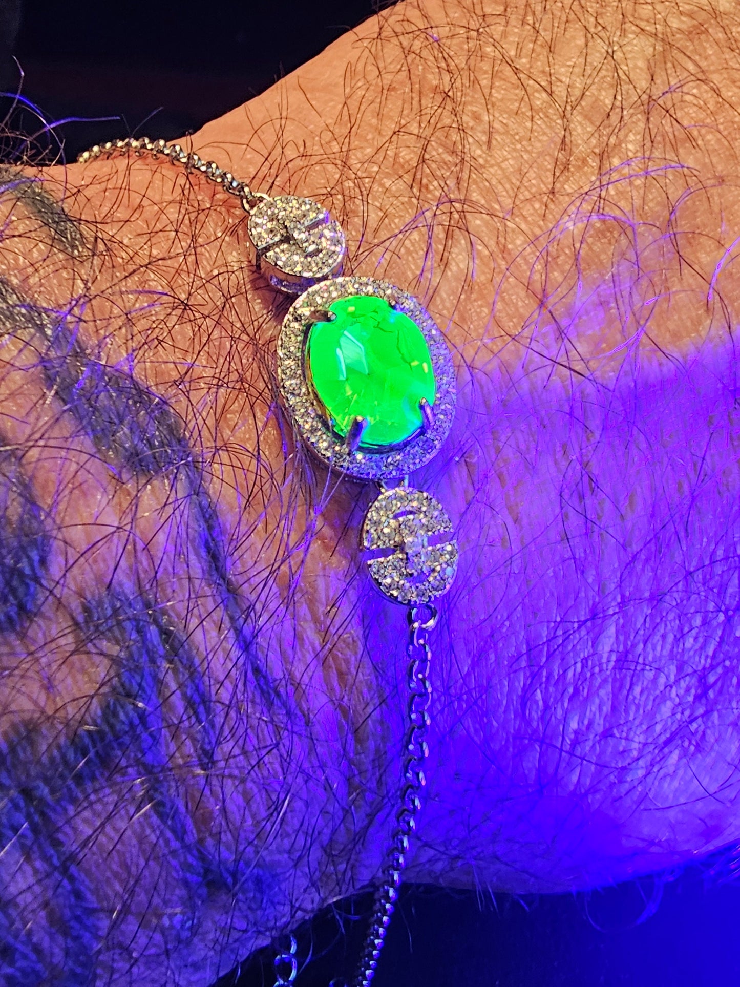 Bracelet en verre d'uranium neuf en argent sterling avec une pierre ovale en verre d'uranium vintage qui brille sous la lumière noire / UV