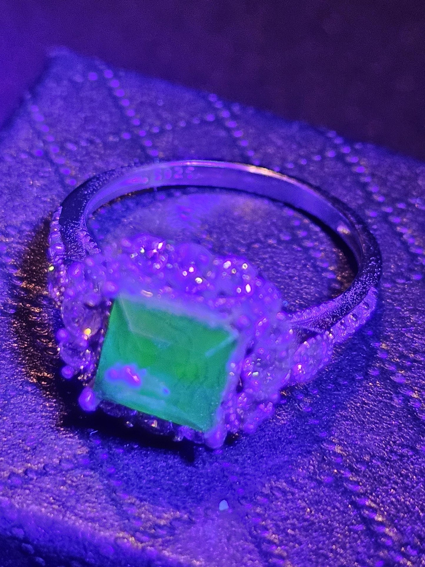 Bague en verre d'uranium taille princesse taille 6, 7, 8 en argent sterling de style halo avec une pierre de verre d'uranium bleu rare qui brille sous la lumière noire / UV