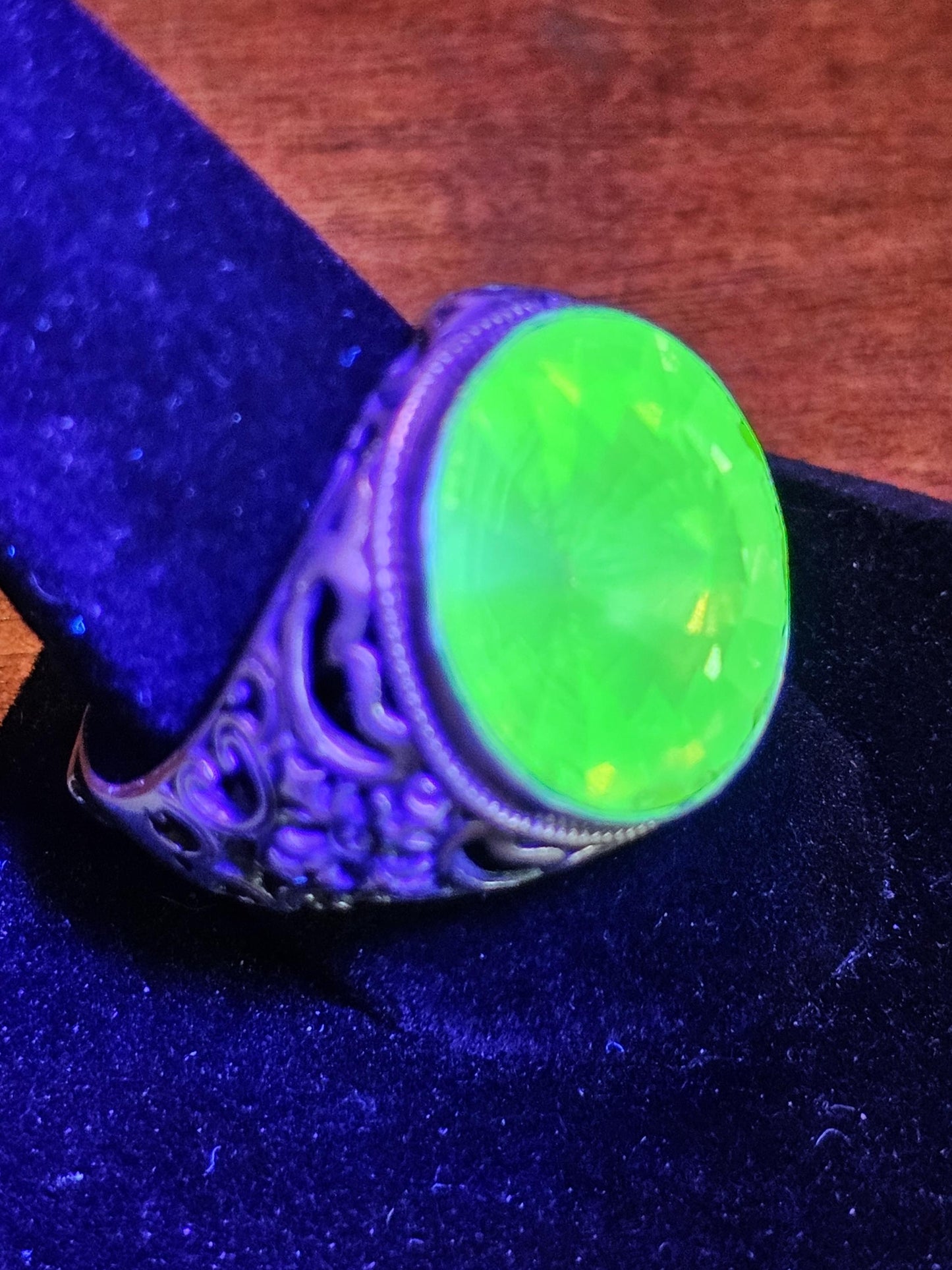 Bague pour homme en verre d'uranium réglable avec une grande pierre ronde de 18 mm en verre d'uranium vintage de style Rivolis qui brille sous la lumière noire / UV