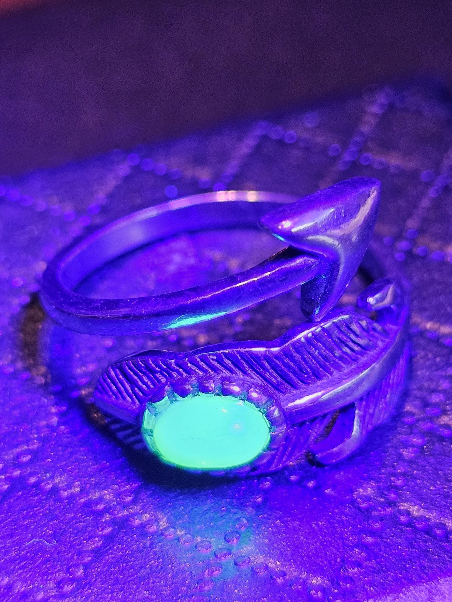 Bague réglable en verre d'uranium en argent sterling avec dessus lisse vintage. La pierre ovale en verre d'uranium vert ou blanc brille sous la lumière noire / UV