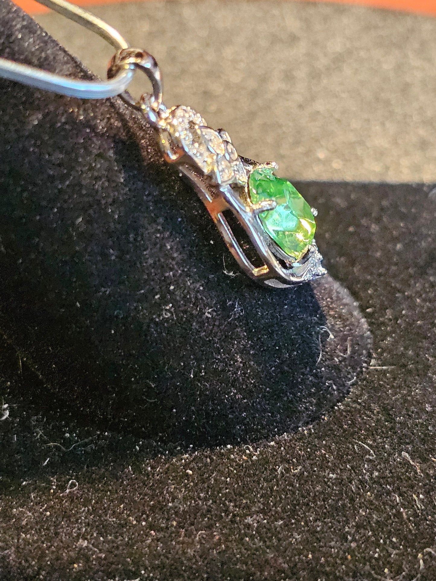 Pendentif en verre d'uranium neuf en argent sterling avec une pierre de verre d'uranium vintage de taille ovale 8x6 ou 10x8 mm brille sous la lumière noire / UV