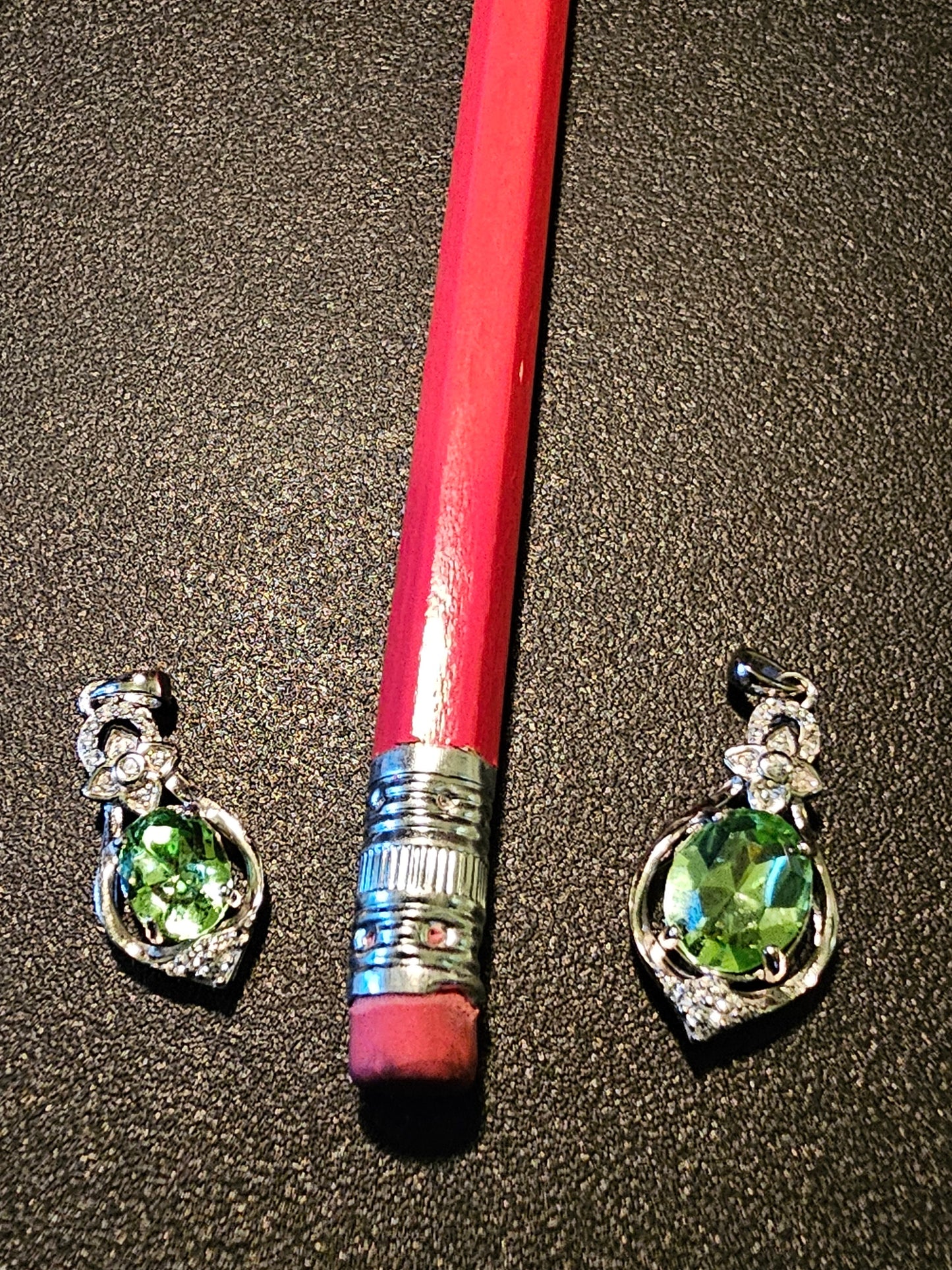 Pendentif en verre d'uranium neuf en argent sterling avec une pierre de verre d'uranium vintage de taille ovale 8x6 ou 10x8 mm brille sous la lumière noire / UV