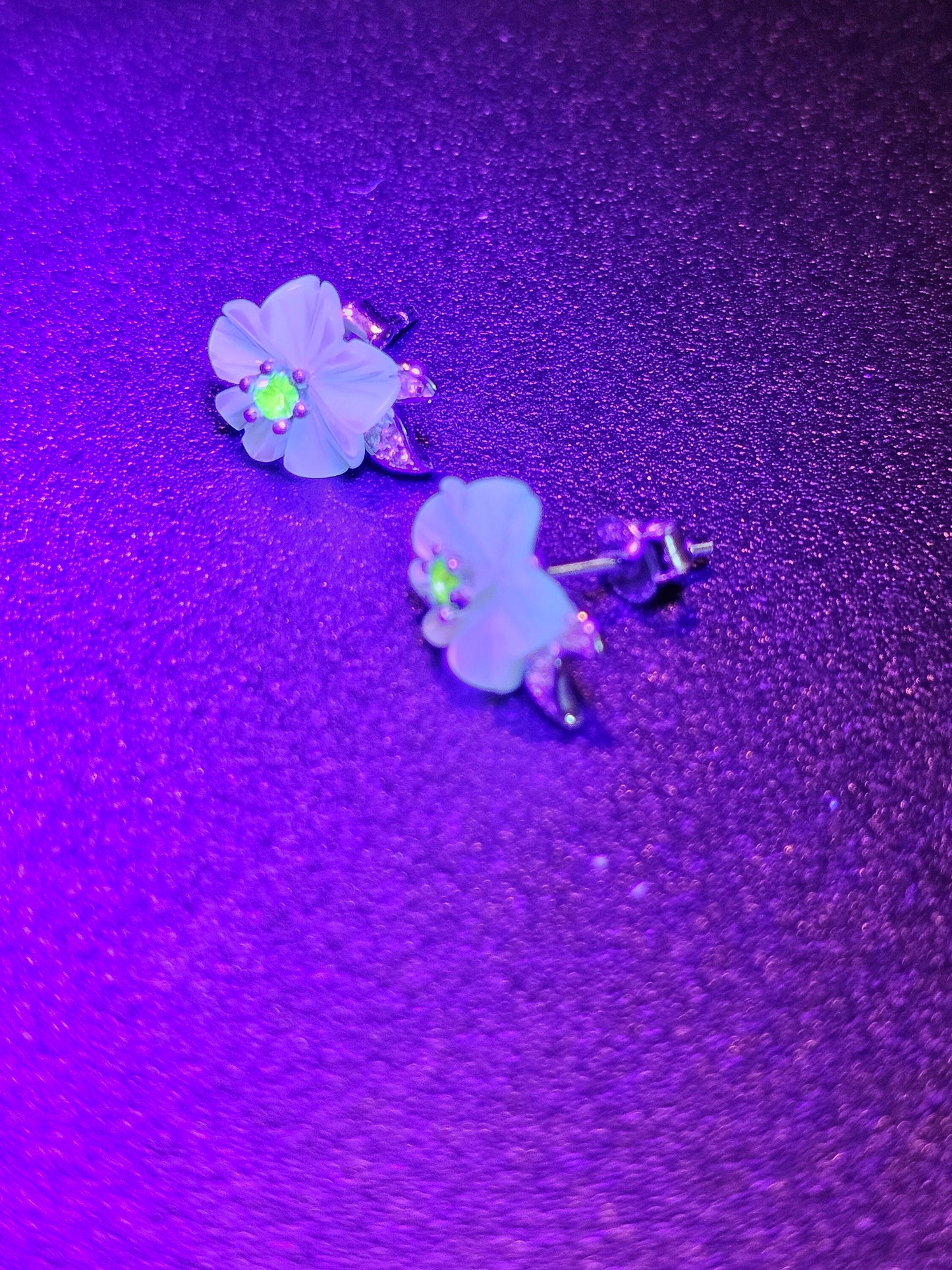 Boucles d'oreilles en verre d'uranium en argent sterling, motif floral avec pierres en verre d'uranium rose vintage, brille sous la lumière noire/UV