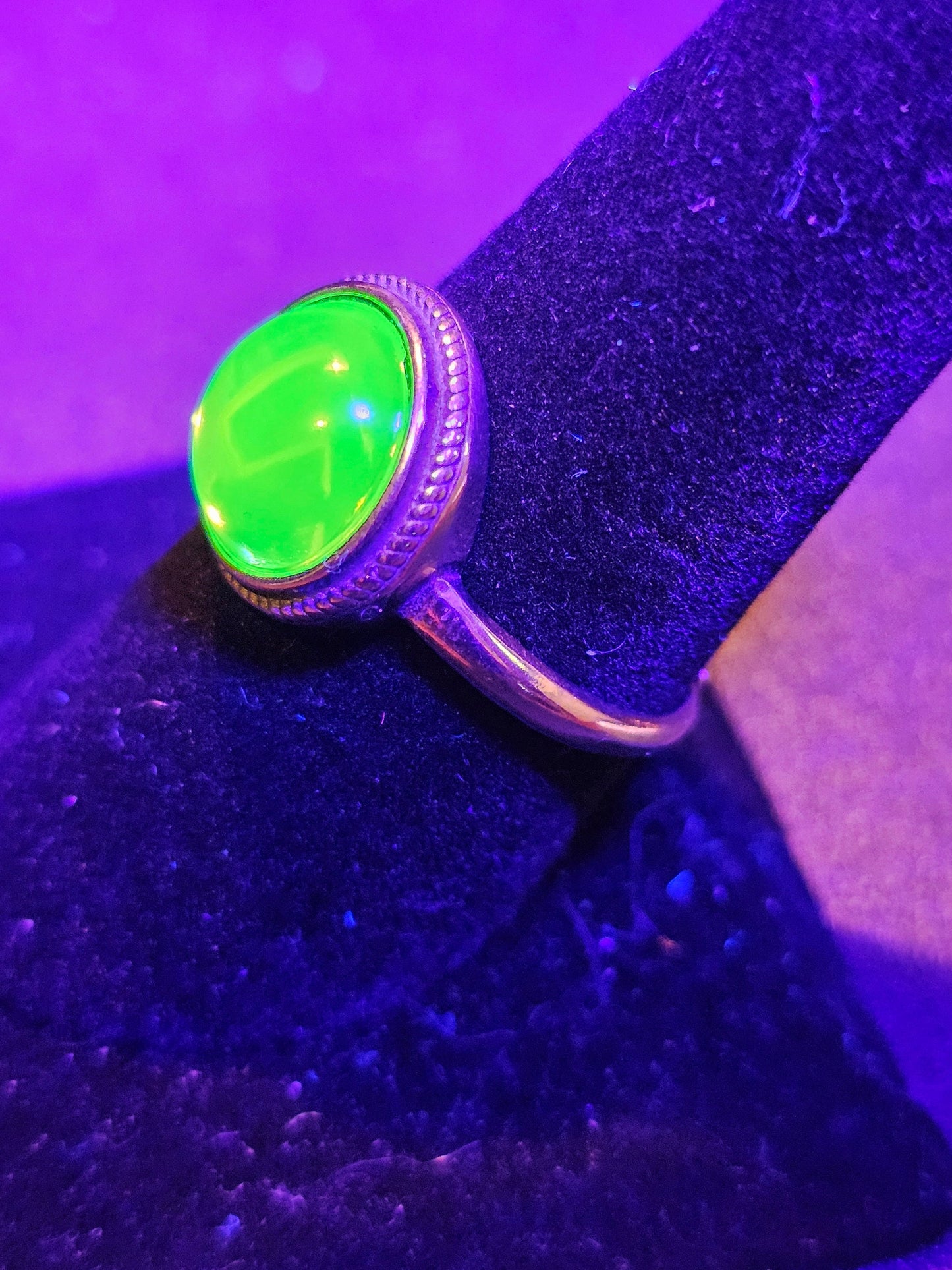 Bague réglable en verre d'uranium, en argent sterling neuf avec pierre de verre d'uranium ronde taillée en cabochon vintage qui brille sous la lumière noire / UV