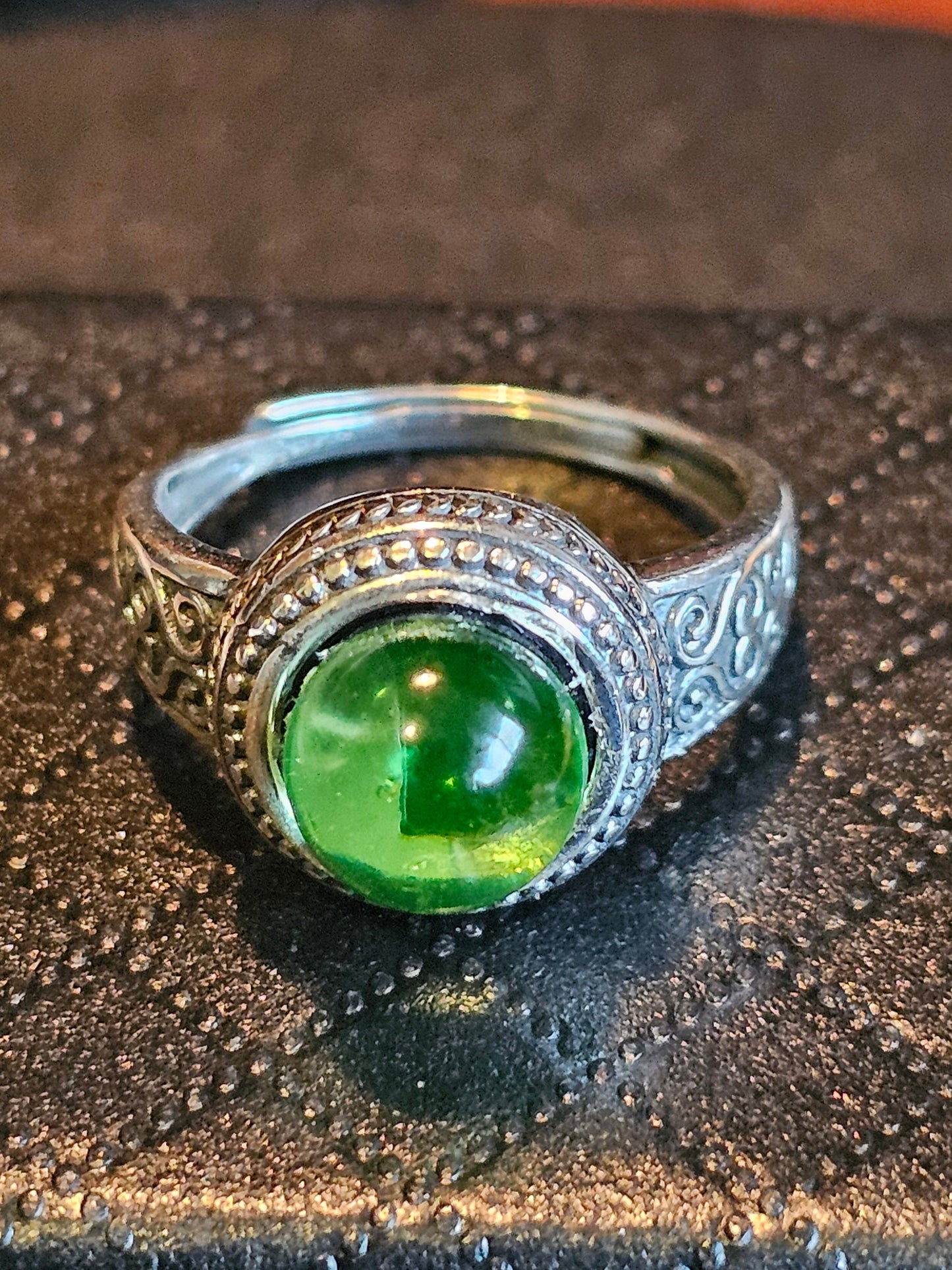 Bague réglable en verre d'uranium, en argent sterling neuf, avec une pierre de verre d'uranium ronde vintage qui brille sous la lumière noire / UV