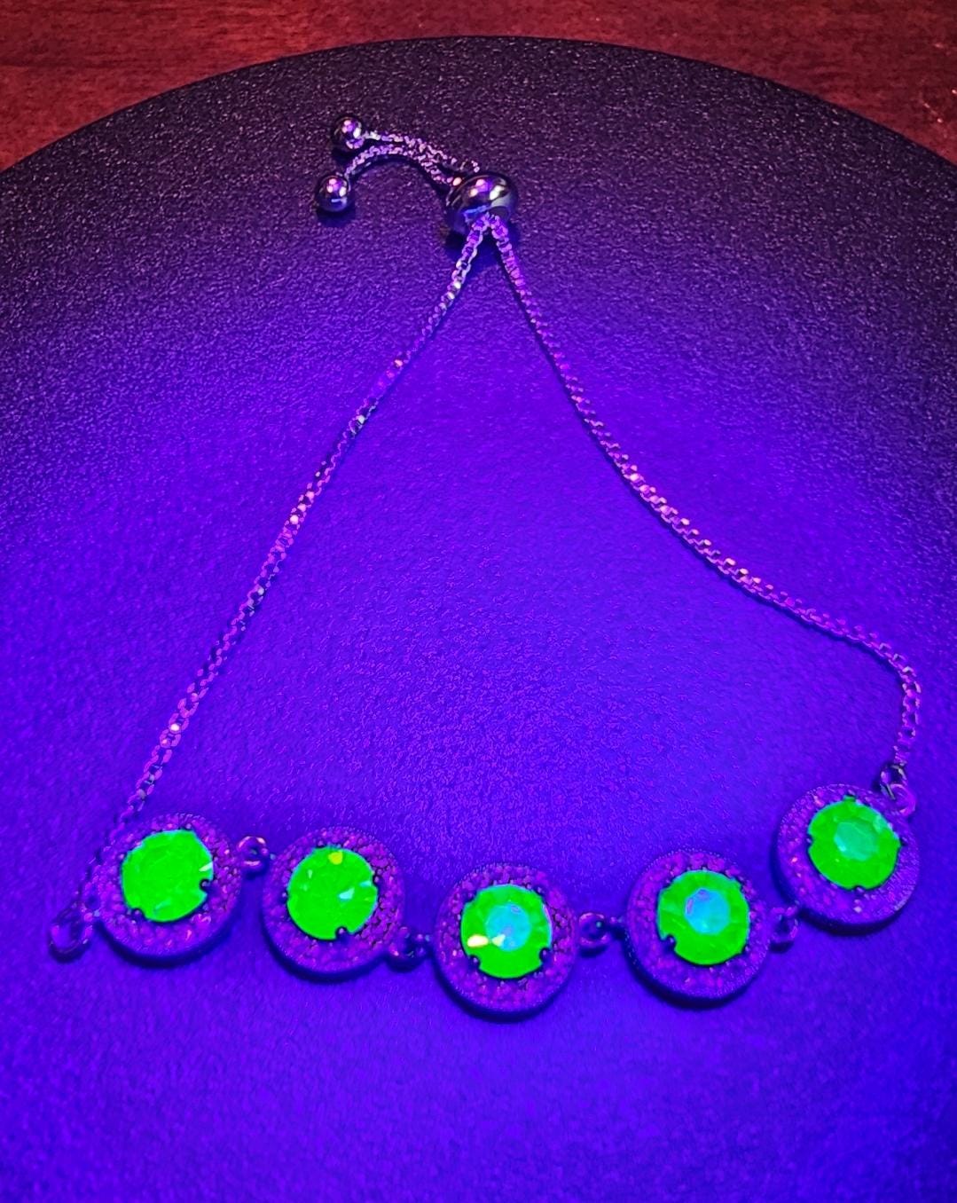 Coffret cadeau de bijoux en verre d'uranium Bague en argent sterling, boucles d'oreilles et collier vintage Le verre d'uranium à coupe ronde brille sous la lumière noire / UV
