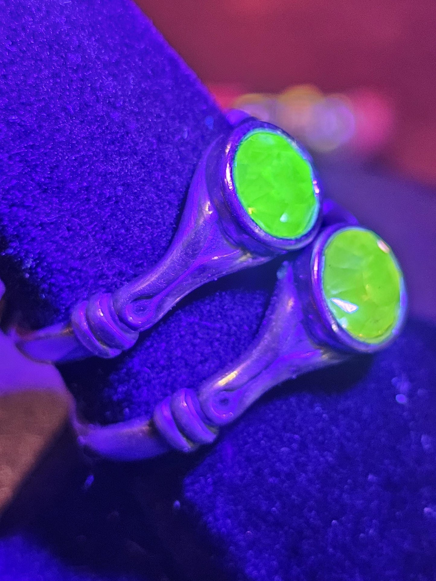 Bague réglable en verre d'uranium, en argent sterling neuf, avec une pierre de verre d'uranium verte ou rose vintage de 6 mm qui brille sous la lumière noire