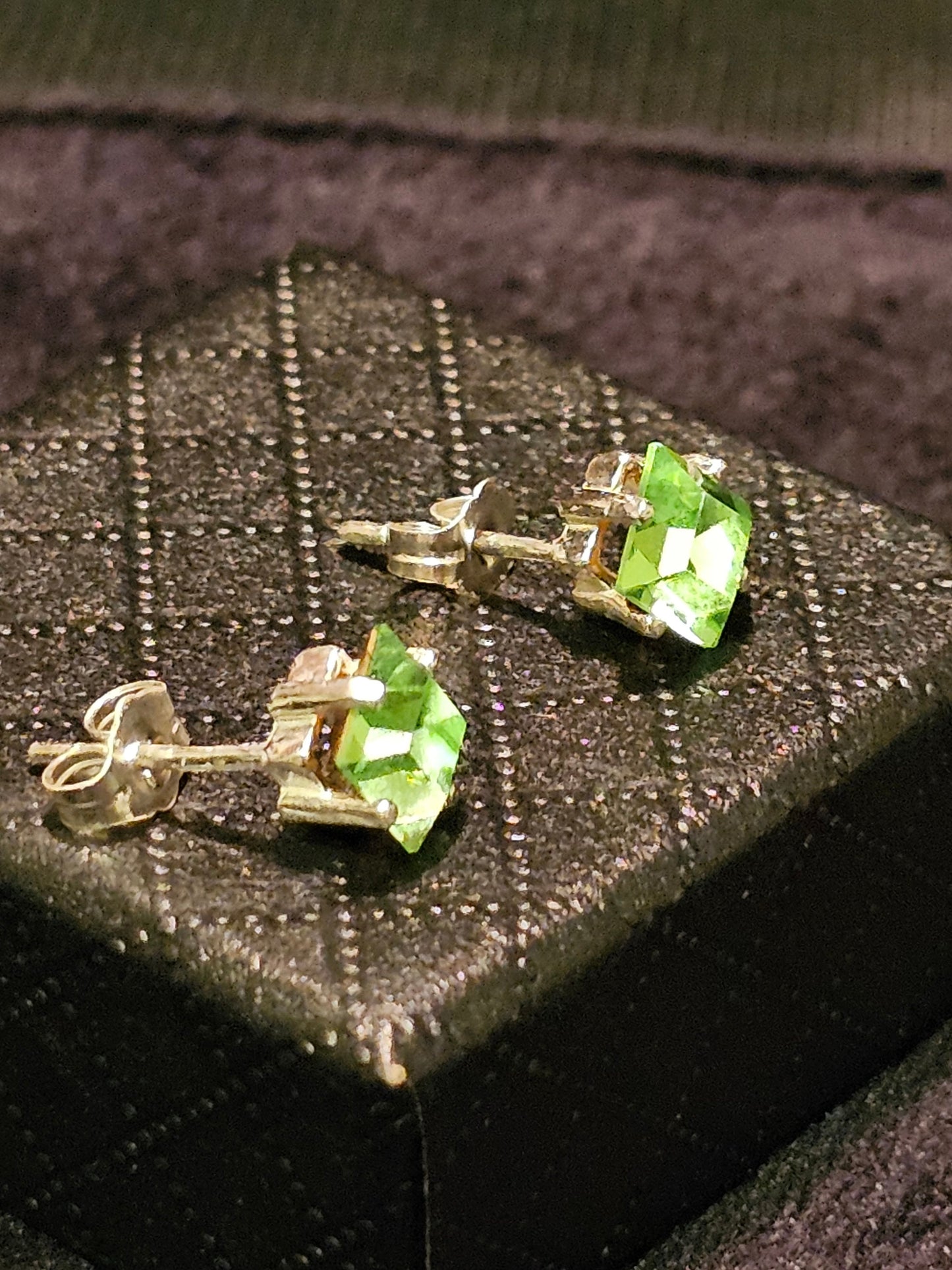 Boucles d'oreilles en verre d'uranium en argent sterling neuf avec pierres en verre d'uranium taille princesse vintage, 6 mm, brille sous la lumière noire/UV