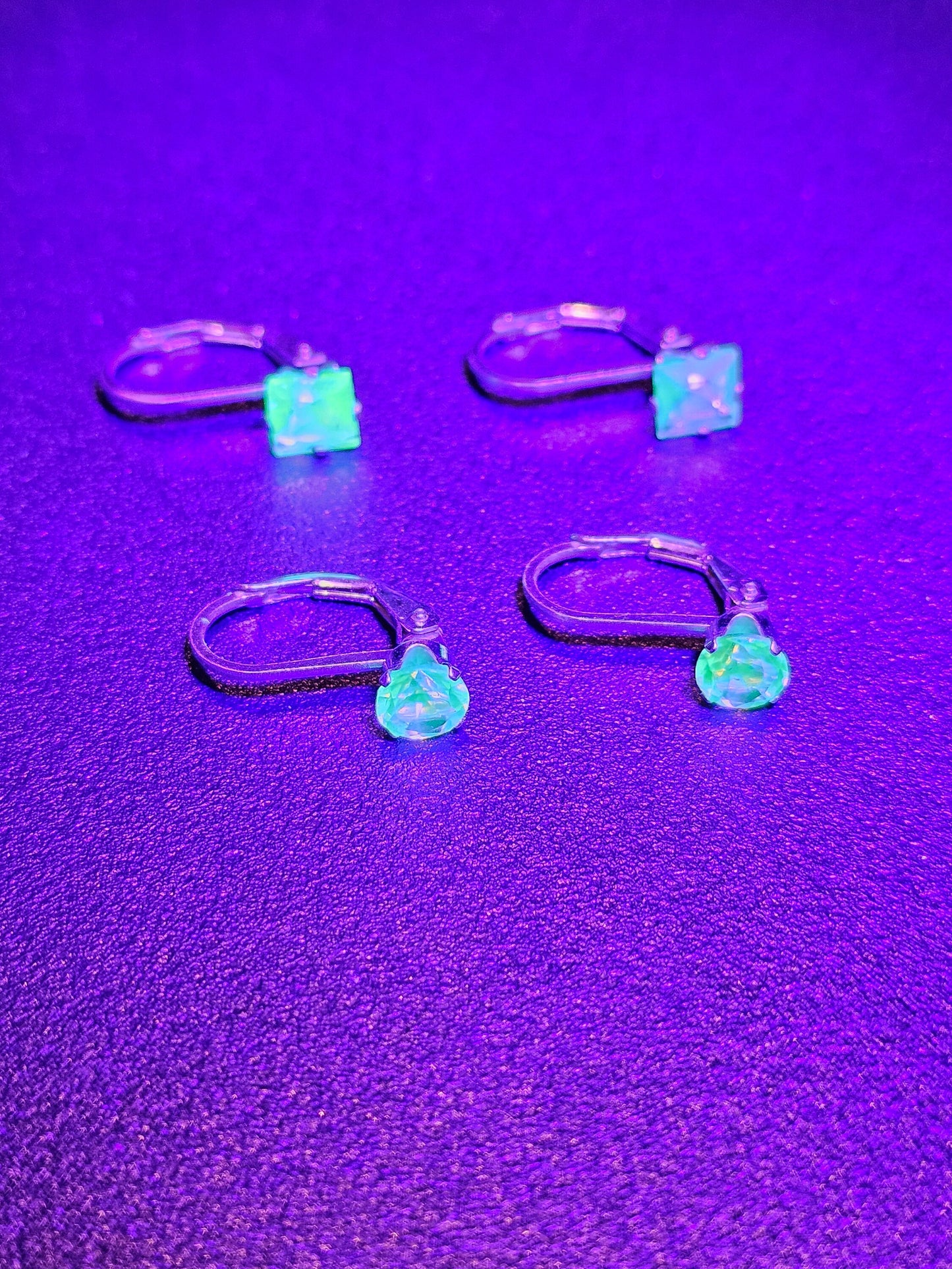 Boucles d'oreilles en verre d'uranium dans un nouveau style à levier en argent sterling avec des pierres de verre d'uranium recyclées vintage, qui brillent sous la lumière noire/UV