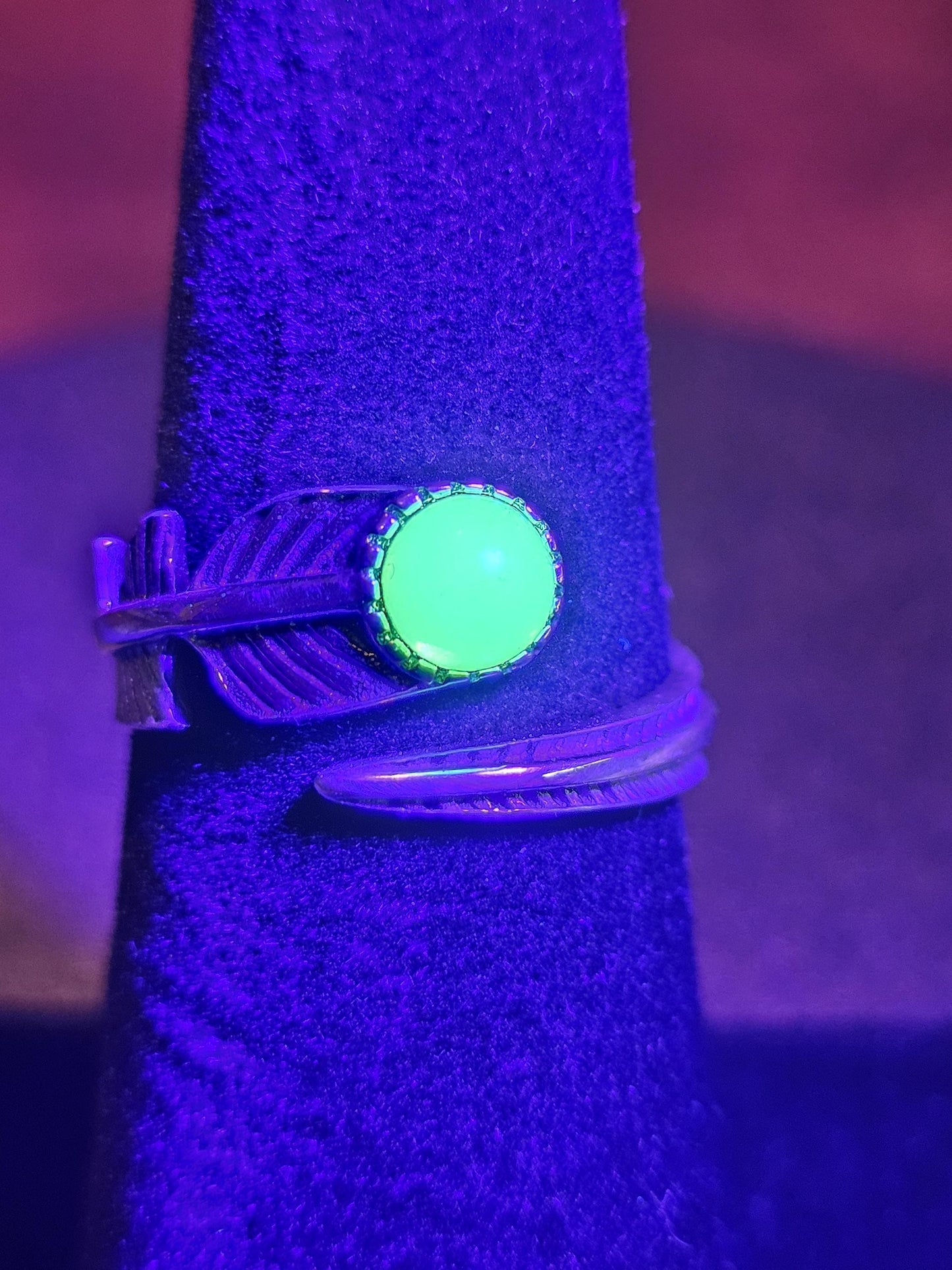 Bague ajustable en verre d'uranium, argent sterling, taille ronde, 5 mm, couleur opale, vintage, pierres en verre d'uranium qui brillent sous la lumière noire / UV