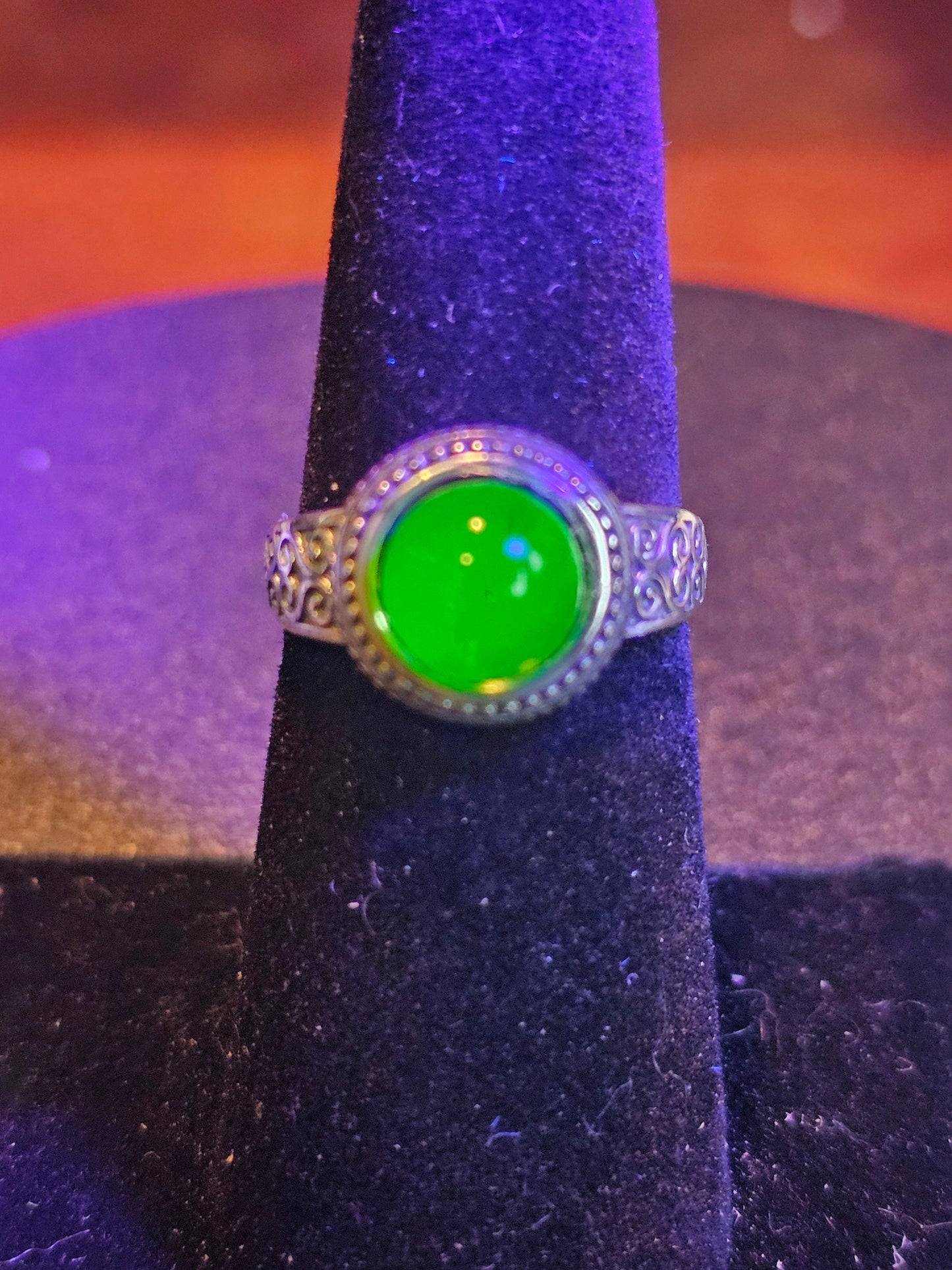 Bague réglable en verre d'uranium, en argent sterling neuf, avec une pierre de verre d'uranium ronde vintage qui brille sous la lumière noire / UV