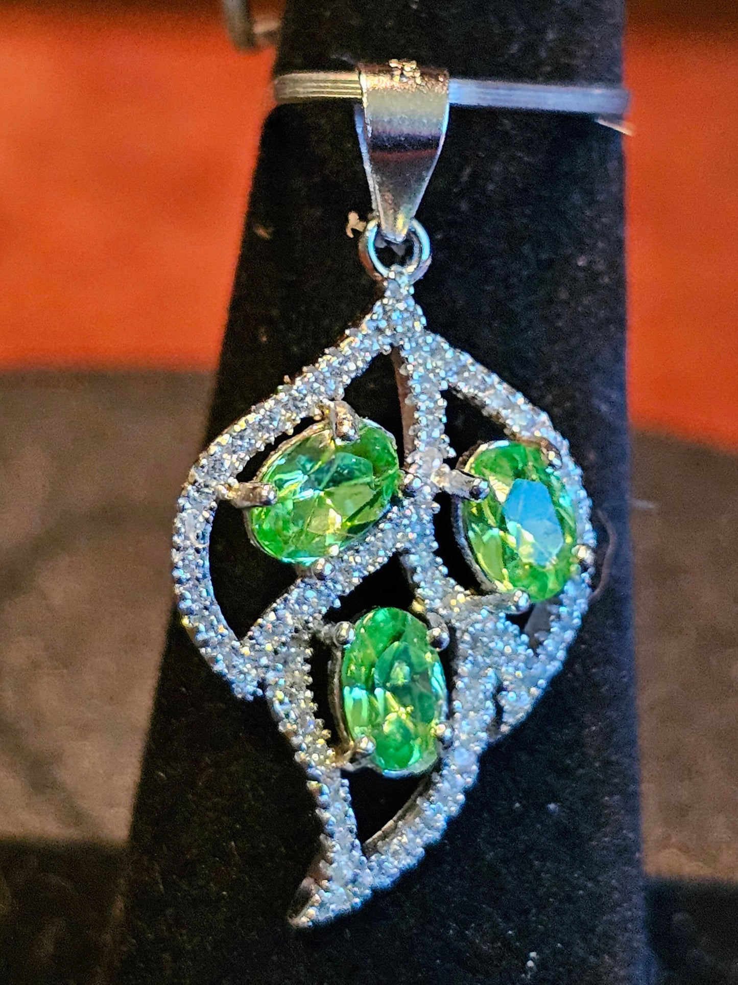 Pendentif en verre d'uranium neuf en argent sterling avec trois pierres en verre d'uranium vintage de taille ovale de 6 x 4 mm qui brillent sous la lumière noire / UV