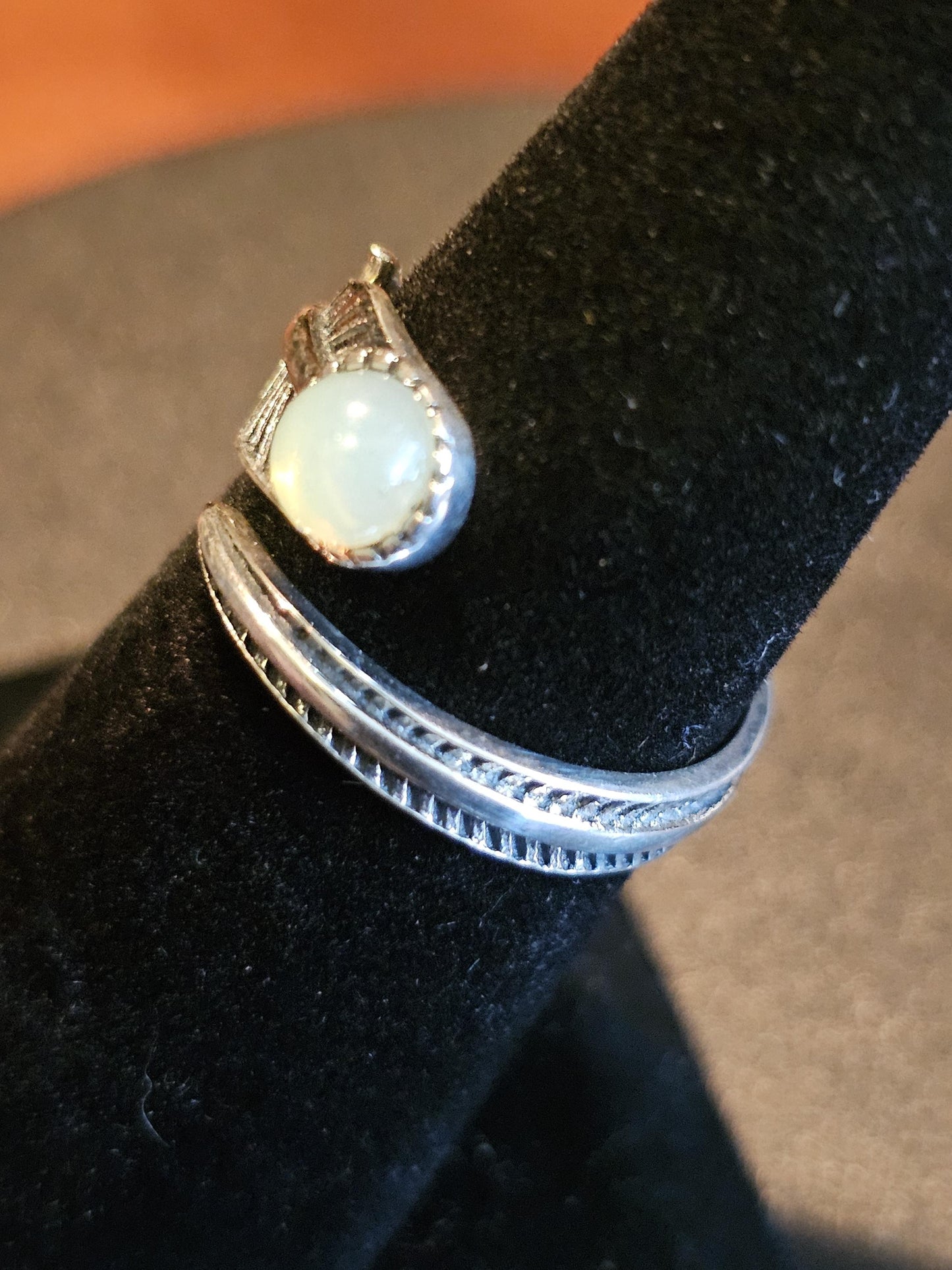 Bague ajustable en verre d'uranium, argent sterling, taille ronde, 5 mm, couleur opale, vintage, pierres en verre d'uranium qui brillent sous la lumière noire / UV
