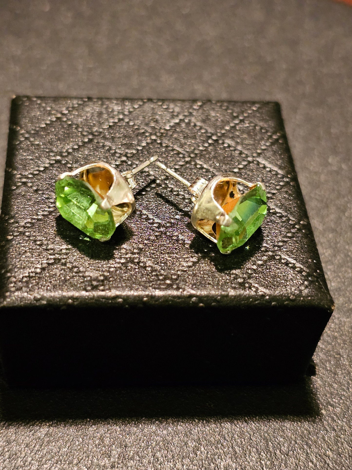 Boucles d'oreilles en verre d'uranium en argent sterling avec pierres en verre d'uranium taille ovale vintage qui brillent sous la lumière noire/UV