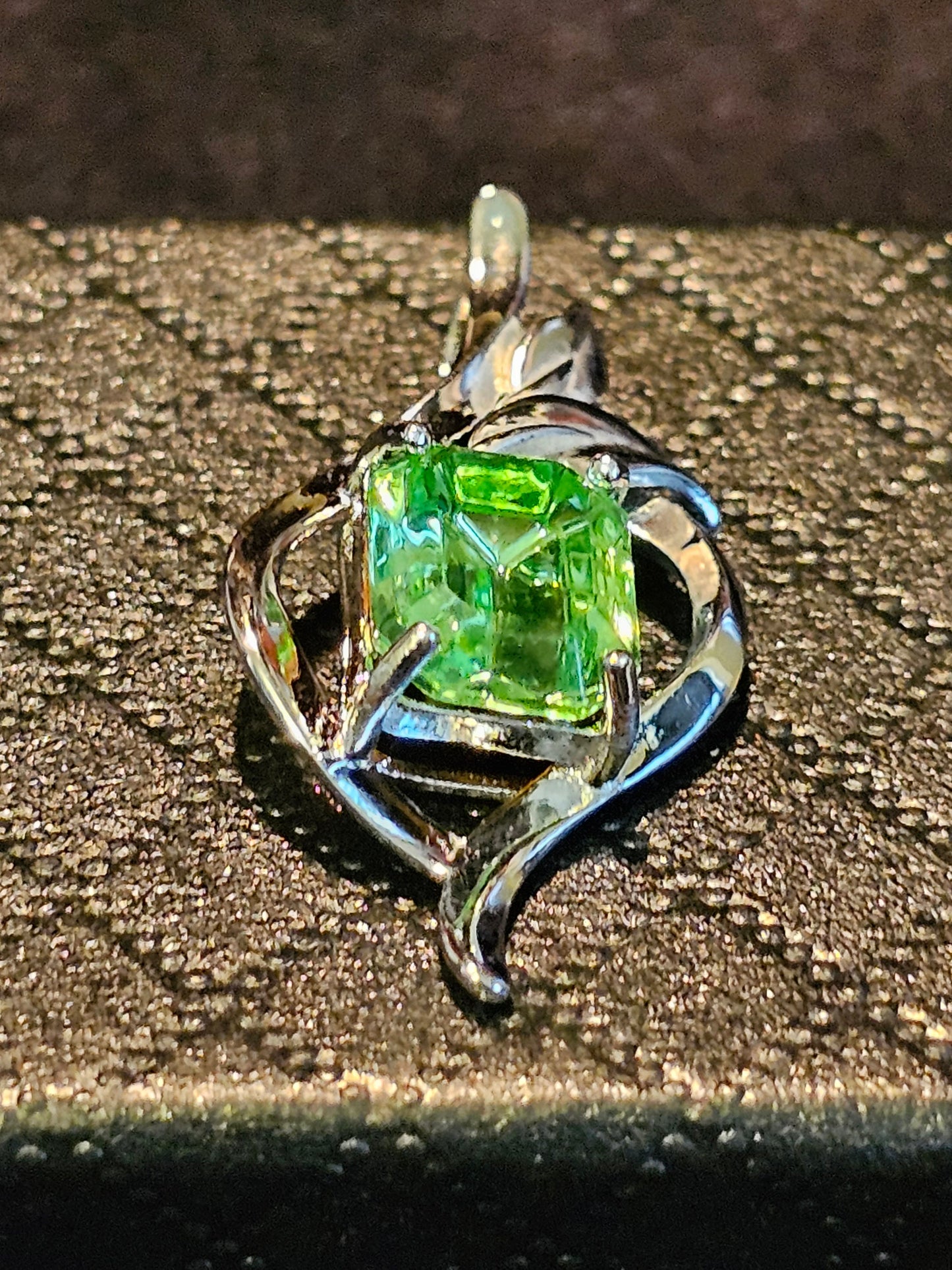 Pendentif en verre d'uranium en argent sterling neuf avec une pierre de verre d'uranium taille émeraude vintage qui brille sous la lumière noire / UV