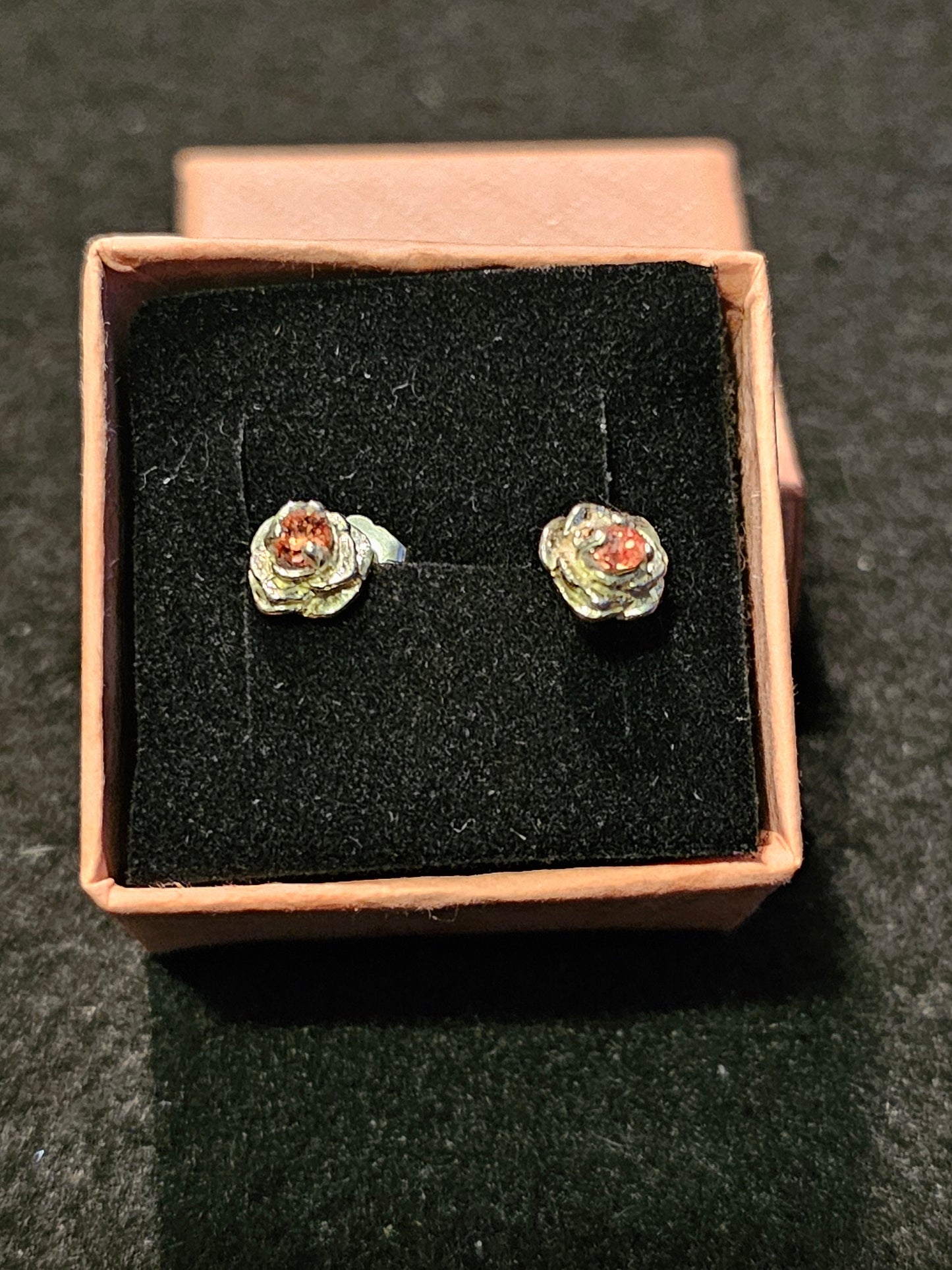 Boucles d'oreilles en verre d'uranium rose en argent sterling avec pierres en verre d'uranium rose vintage, brille sous la lumière noire/UV