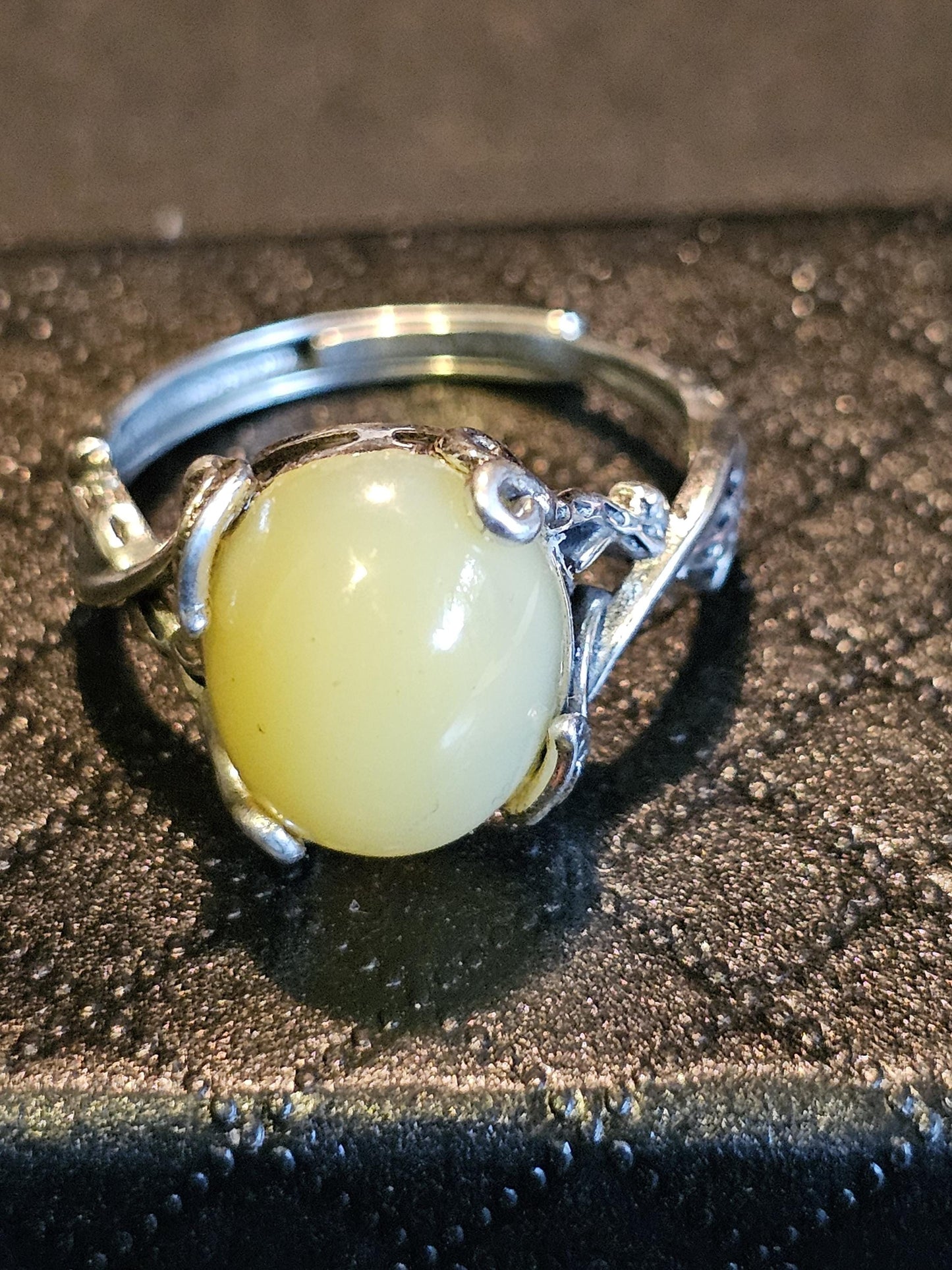 Bague réglable en verre d'uranium en argent sterling neuf avec une grande pierre de lune ovale en verre d'uranium vintage de 12 x 10 mm qui brille sous la lumière noire / UV