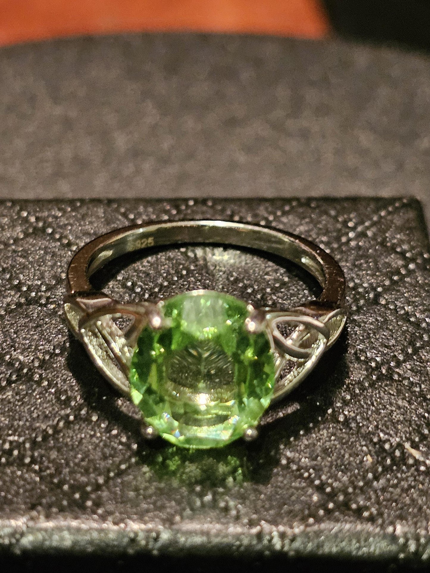 Ring im Stil eines keltischen Knotens im ovalen Uranglasschliff in Größe 6, 7, 8 oder 9. Sterlingsilber mit einem Vintage-Uranglasstein, der unter Schwarzlicht/UV-Licht leuchtet.