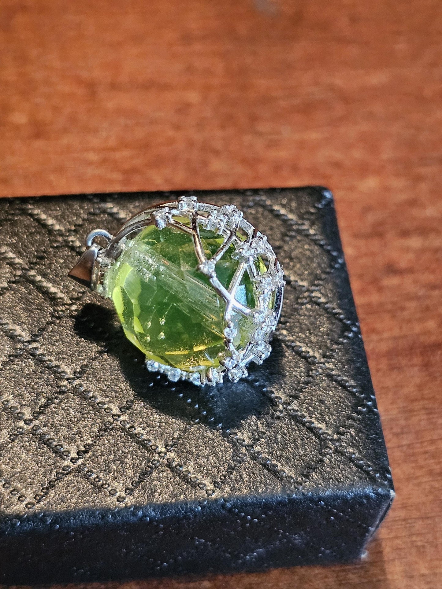 Pendentif en verre d'uranium en argent sterling neuf avec une énorme perle ronde en verre d'uranium tchécoslovaque de 16 mm qui brille sous la lumière noire / UV
