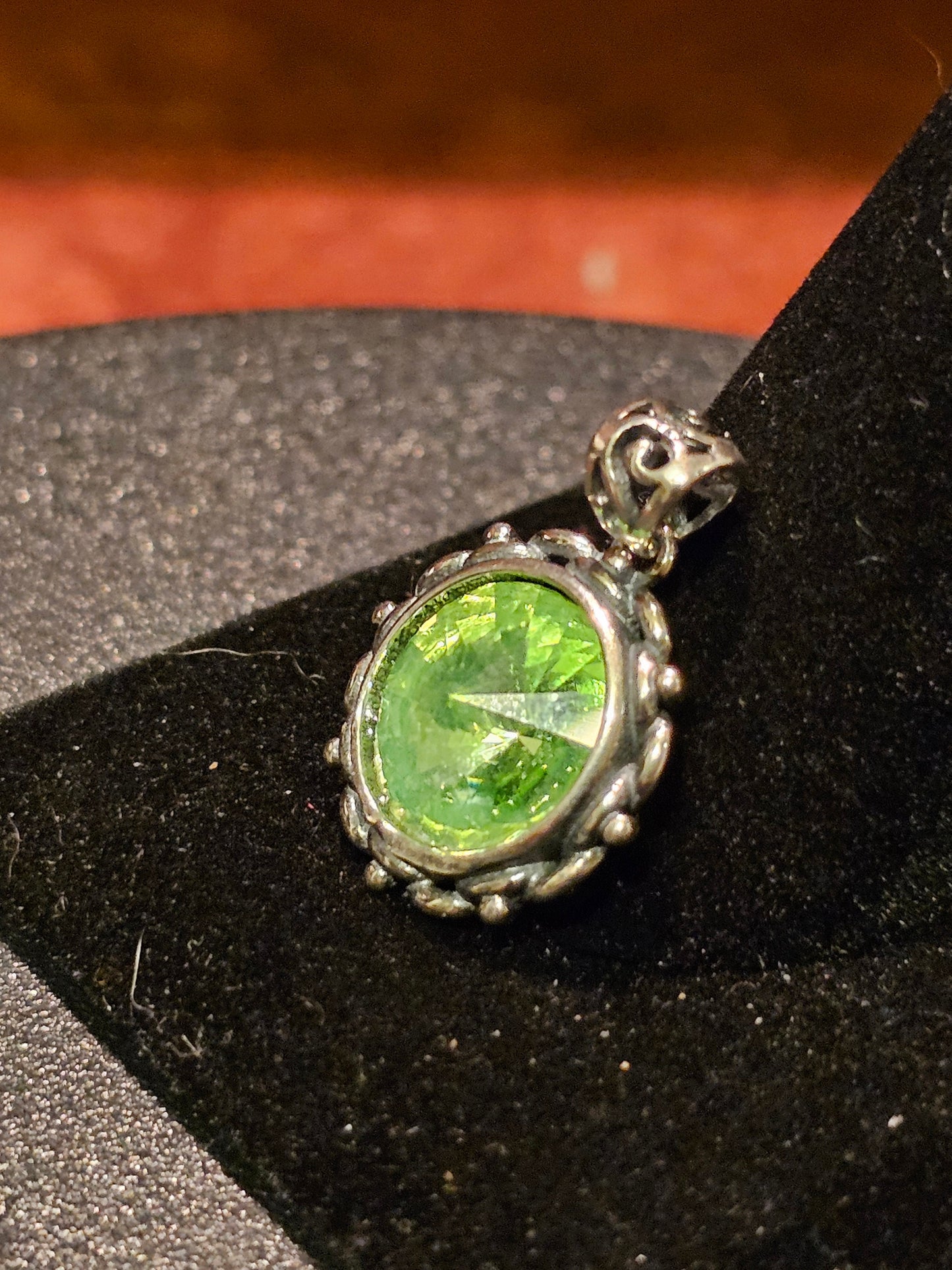 Pendentif en verre d'uranium de style vintage en argent sterling neuf avec une pierre de verre d'uranium ronde vintage de 12 mm qui brille sous la lumière noire / UV