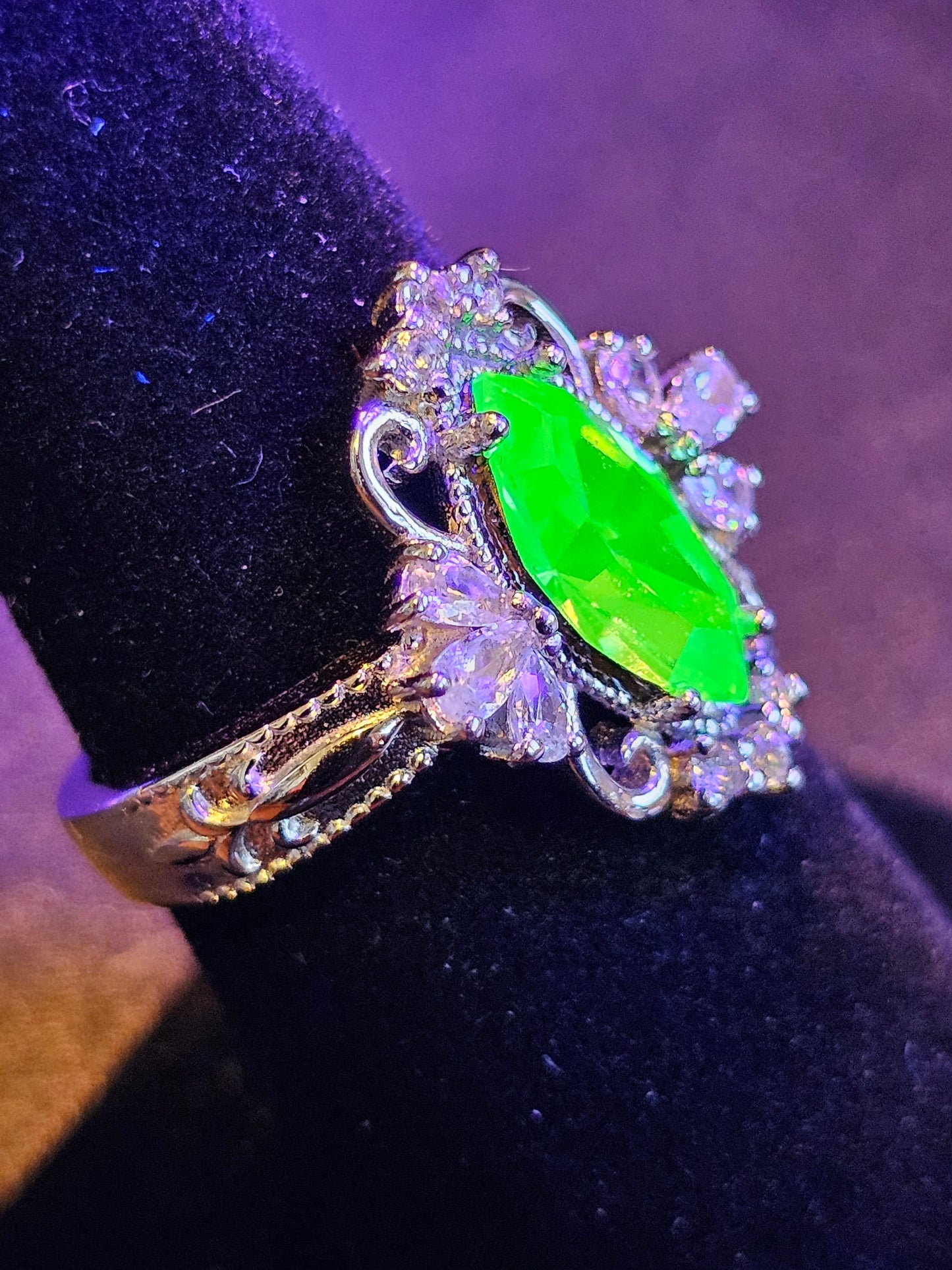 Bague en verre d'uranium taille marquise style Fleur de Lis en argent sterling neuf avec une pierre en verre d'uranium vintage qui brille sous la lumière noire / UV