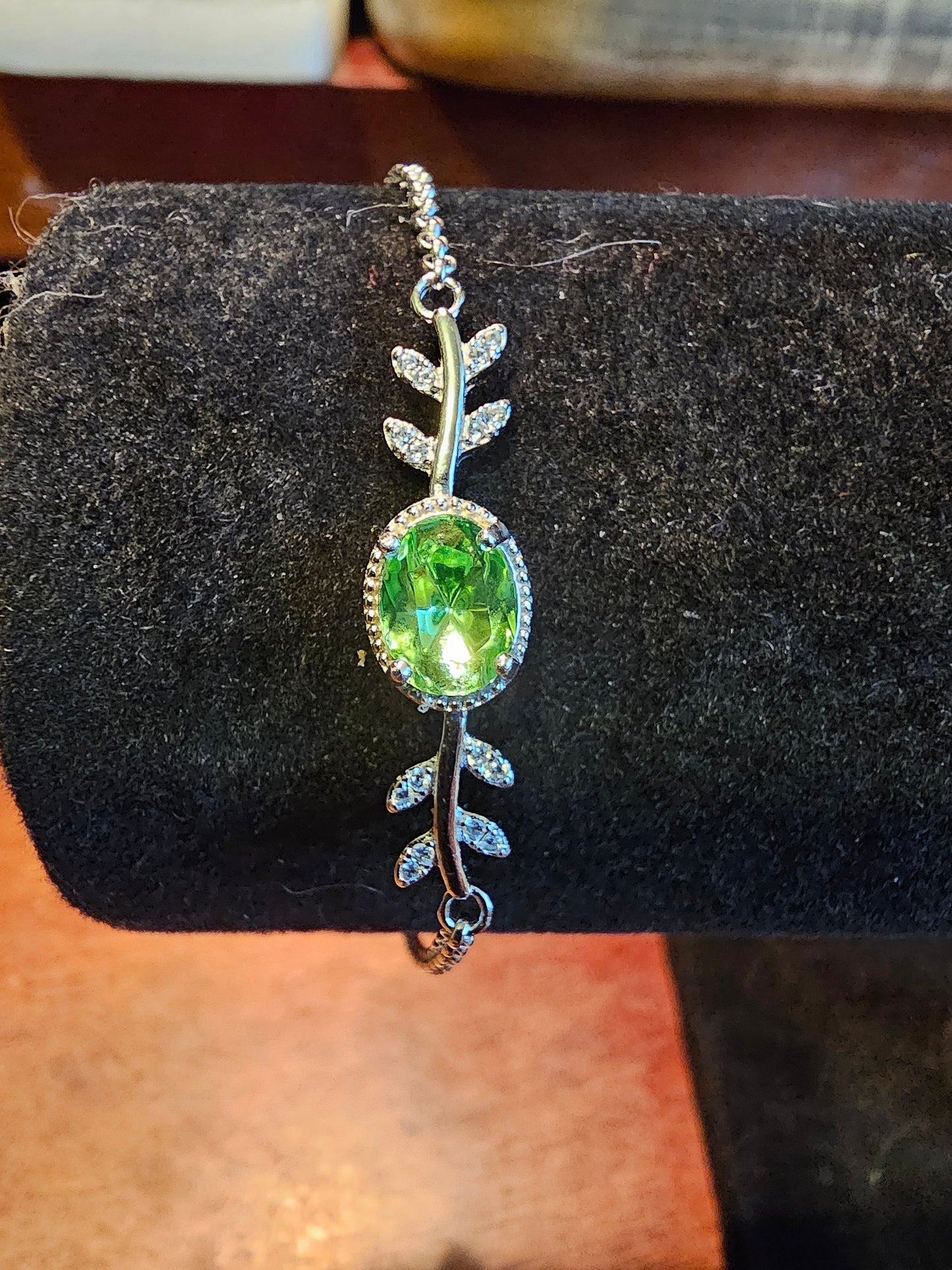 Bracelet en verre d'uranium neuf en argent sterling avec une pierre ovale en verre d'uranium vintage de 8x6 mm qui brille sous la lumière noire / UV