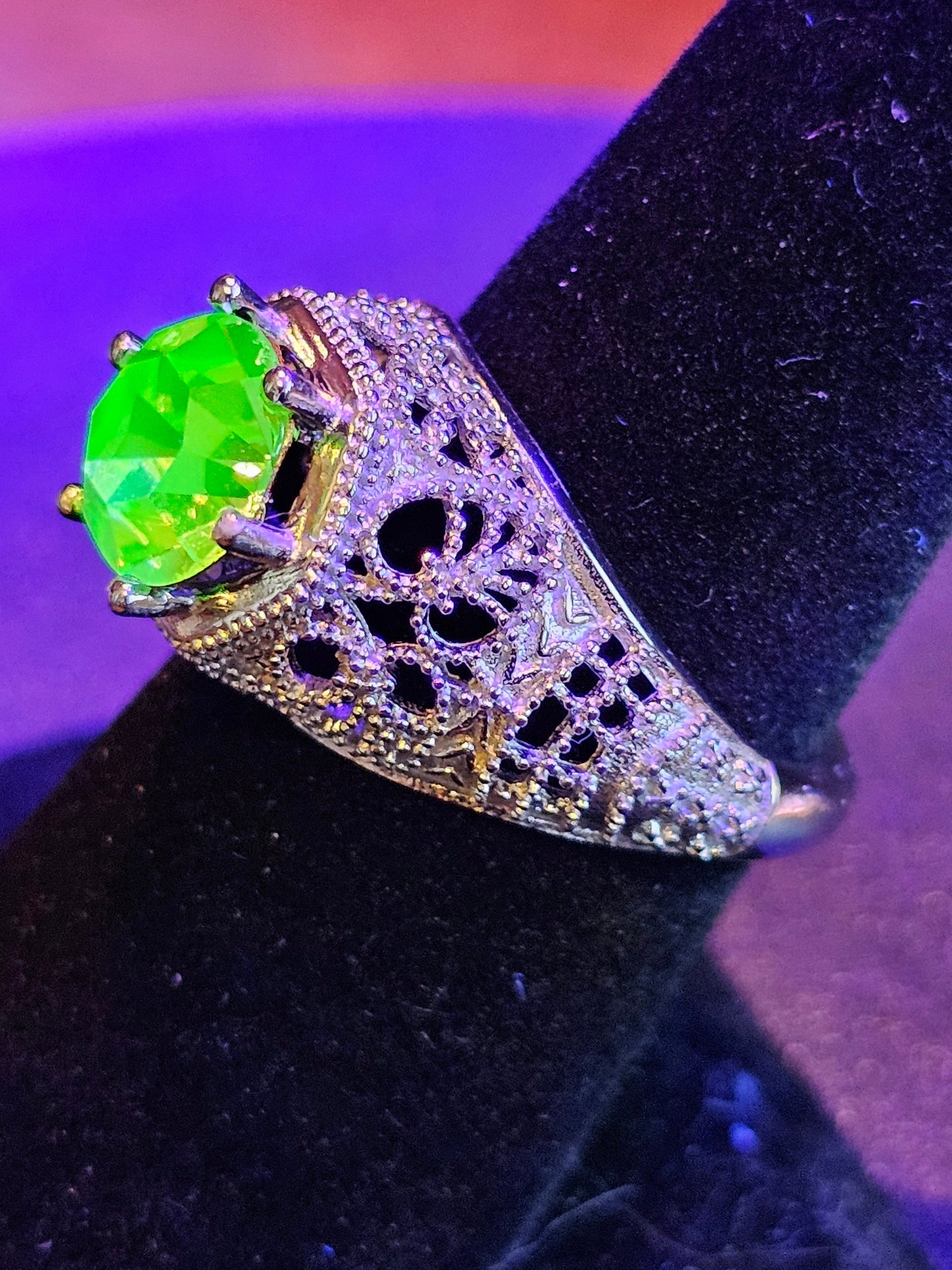 Bague en verre d'uranium taille ronde filigrane taille 7 en argent sterling neuf avec pierre de verre d'uranium de 8 mm qui brille sous la lumière noire / UV