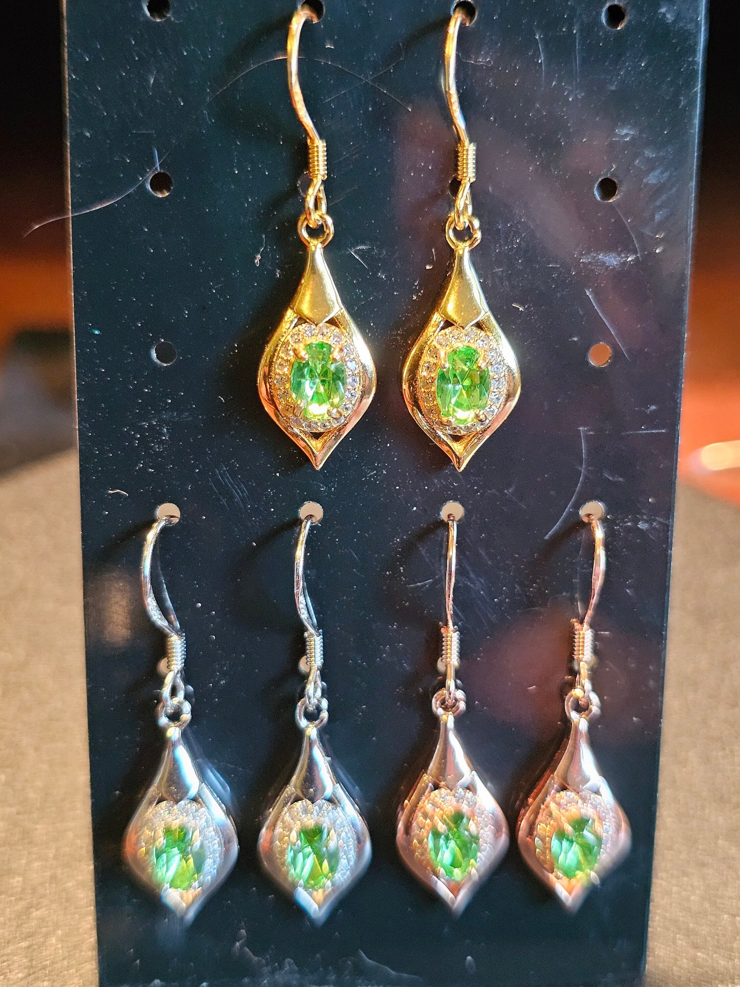 Boucles d'oreilles en verre d'uranium en argent sterling plaqué or blanc, jaune ou rose avec pierres en verre d'uranium vintage, brille sous la lumière noire/UV