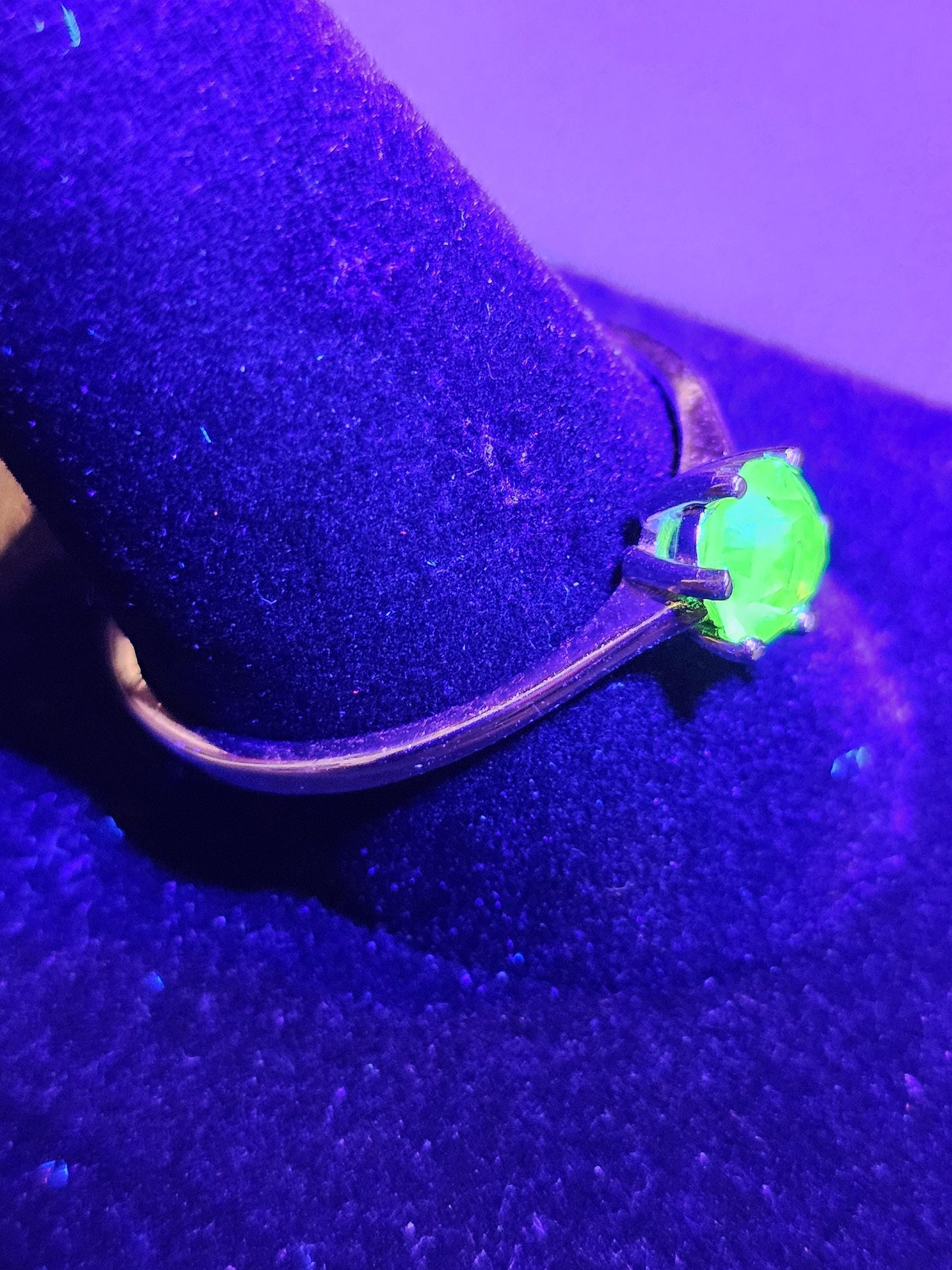 Bague solitaire ronde en verre d'uranium taille 12 en argent sterling neuf avec pierre en verre d'uranium de 6 mm qui brille sous la lumière noire / UV
