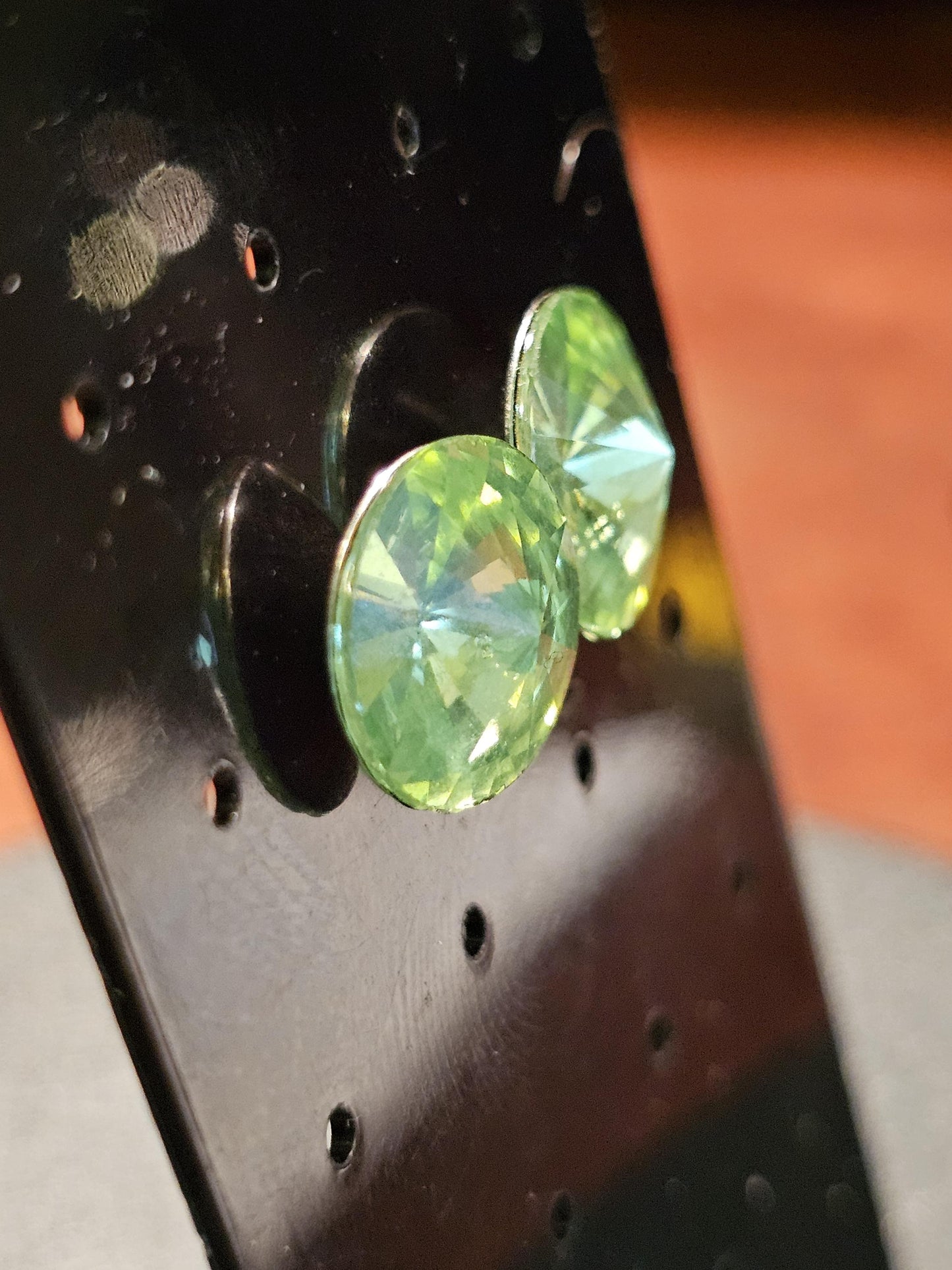 Boucles d'oreilles en verre d'uranium en argent sterling neuf avec pierres en verre d'uranium taille ronde Rivolis vintage de 12 mm, qui brillent sous la lumière noire/UV