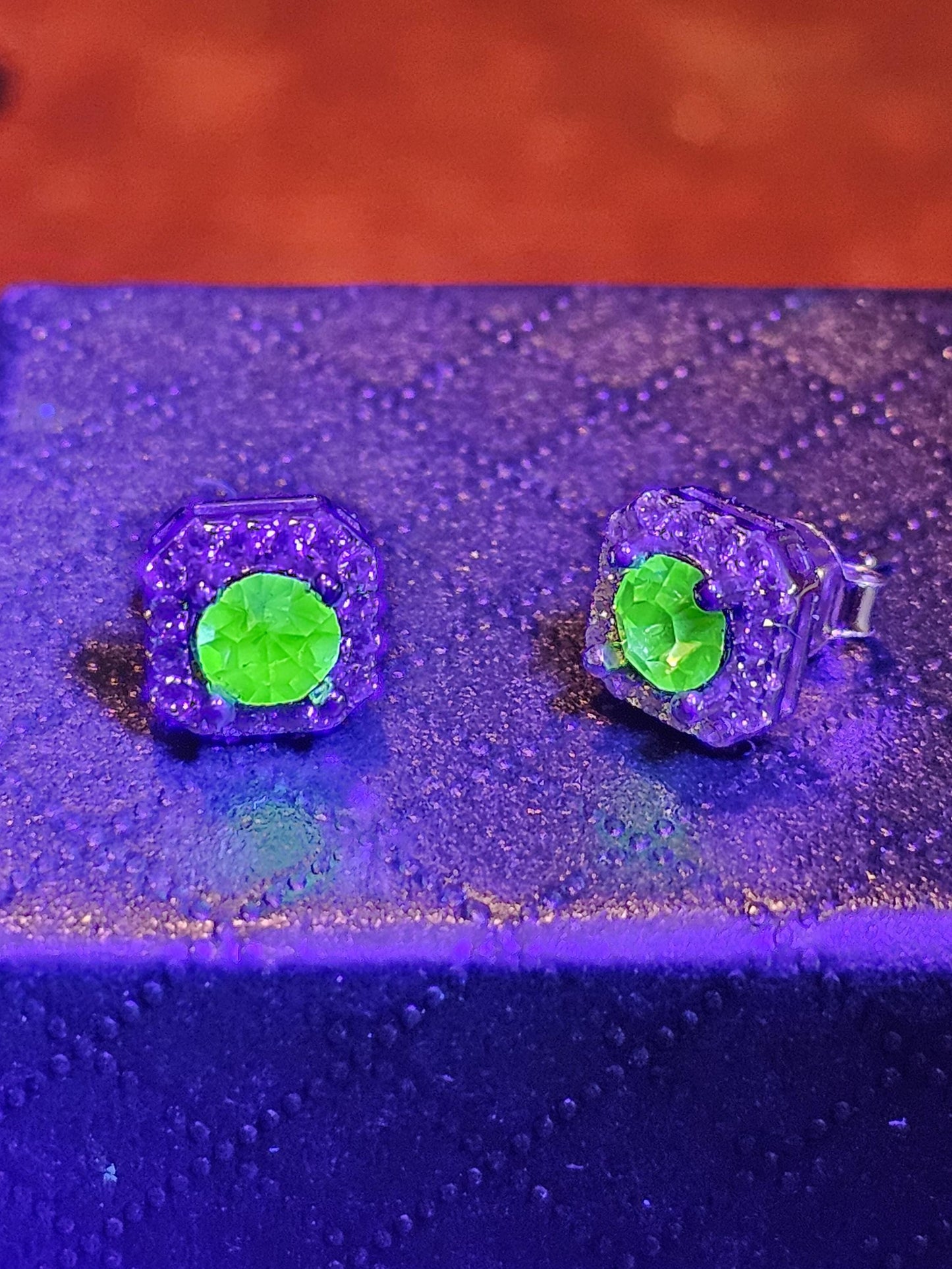 Boucles d'oreilles en verre d'uranium en argent sterling neuf avec pierres en verre d'uranium taille ovale vintage qui brillent sous la lumière noire/UV