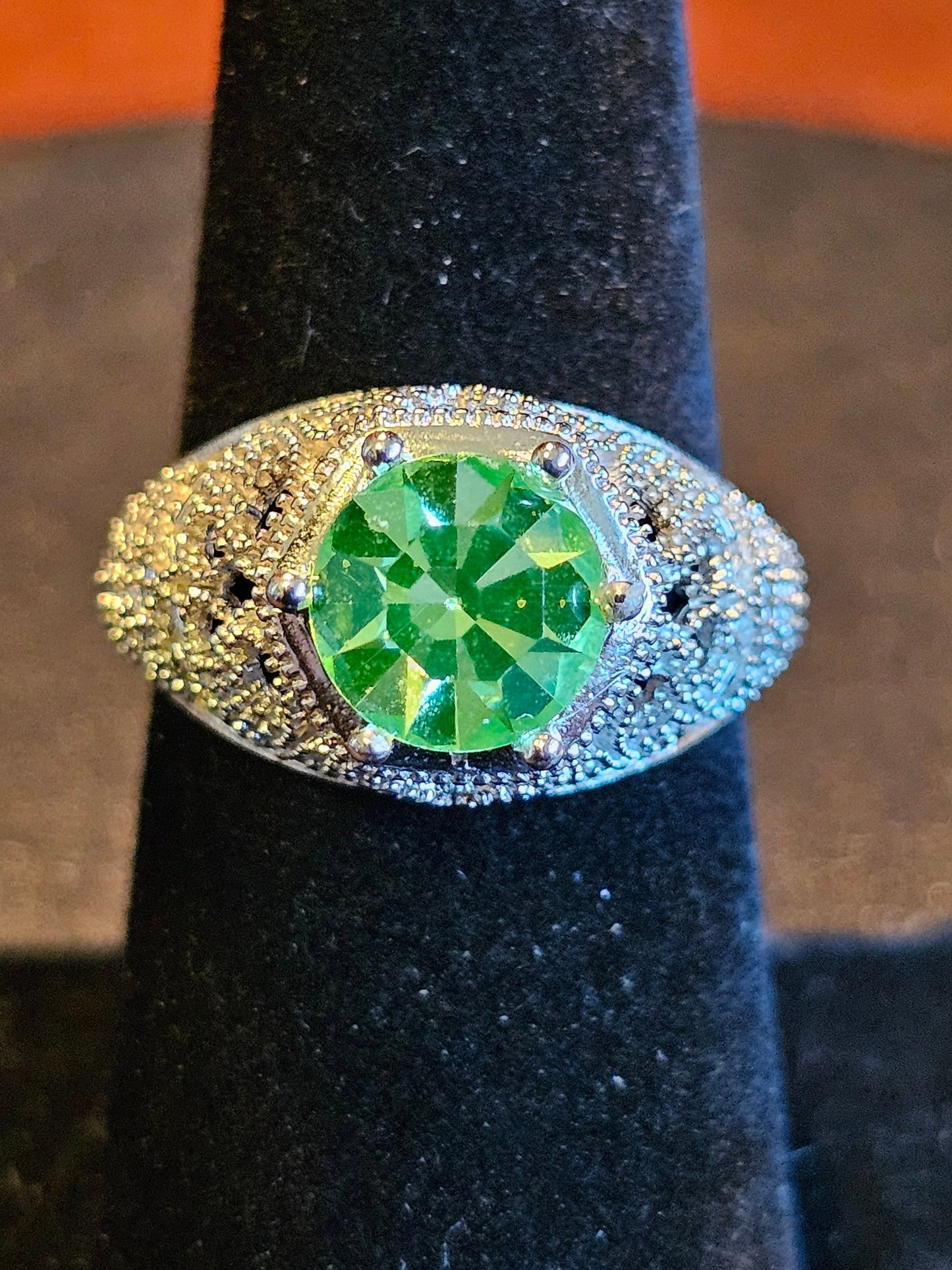 Bague en verre d'uranium taille ronde filigrane taille 7 en argent sterling neuf avec pierre de verre d'uranium de 8 mm qui brille sous la lumière noire / UV