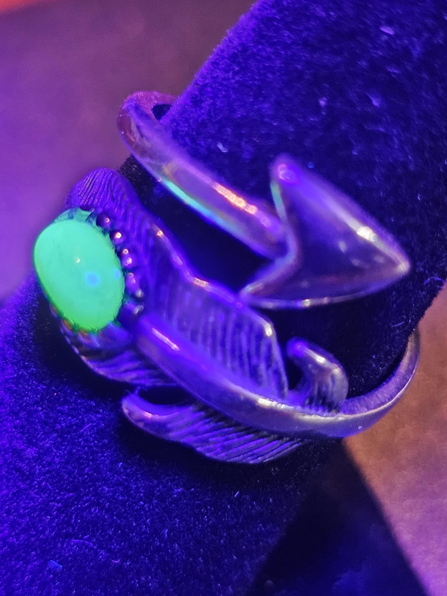 Bague réglable en verre d'uranium en argent sterling avec dessus lisse vintage. La pierre ovale en verre d'uranium vert ou blanc brille sous la lumière noire / UV