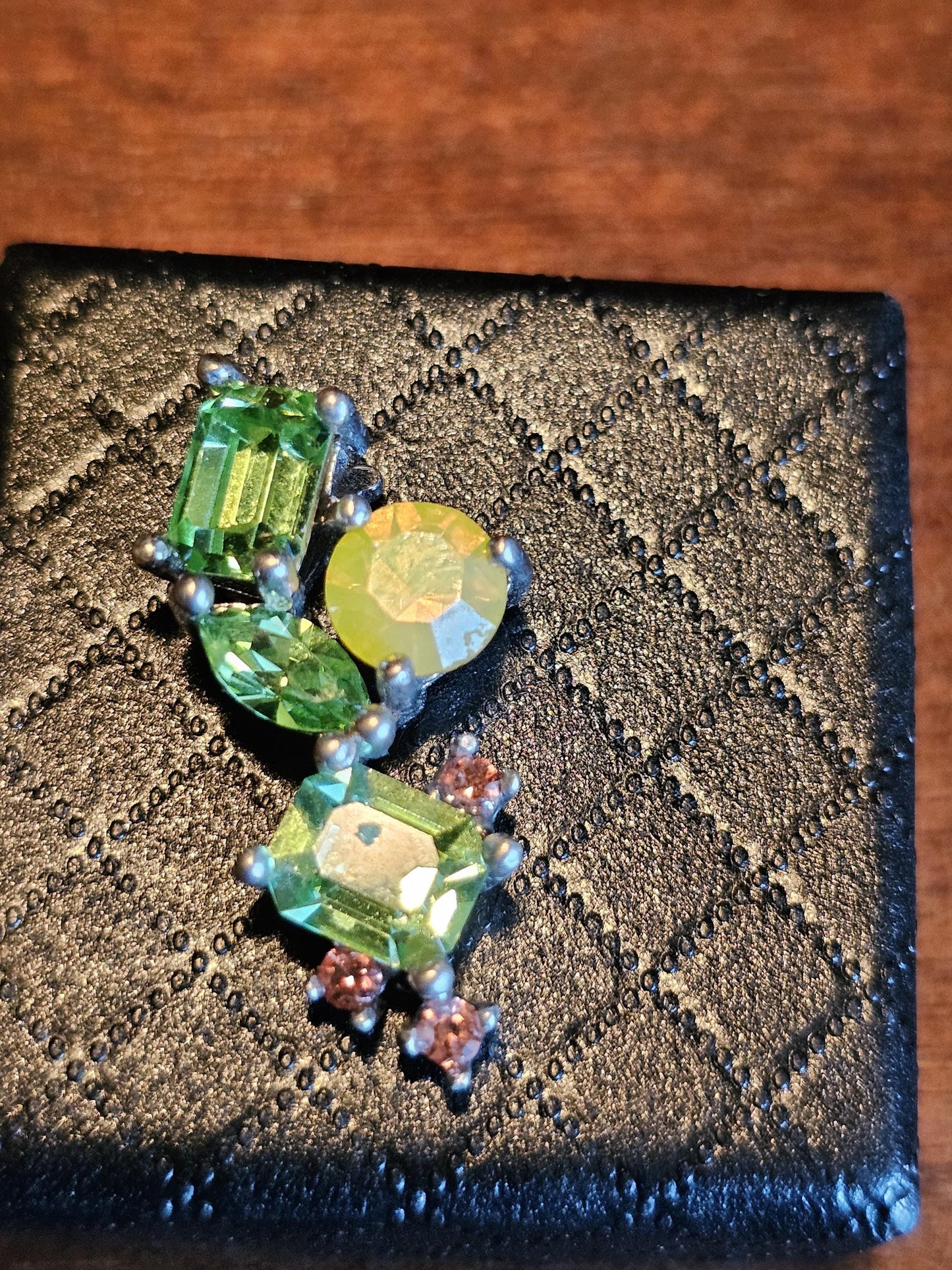 Pendentif en verre d'uranium dans un nouveau design abstrait en argent sterling avec plusieurs pierres de verre d'uranium vintage qui brillent sous la lumière noire / UV