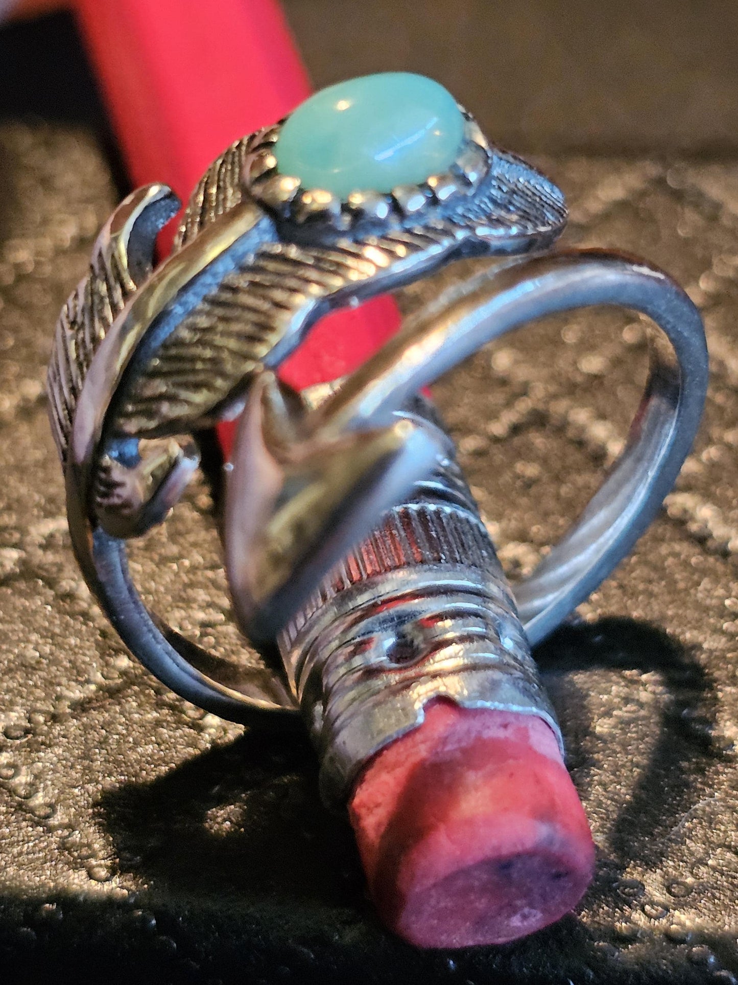 Bague réglable en verre d'uranium en argent sterling avec dessus lisse vintage. La pierre ovale en verre d'uranium vert ou blanc brille sous la lumière noire / UV