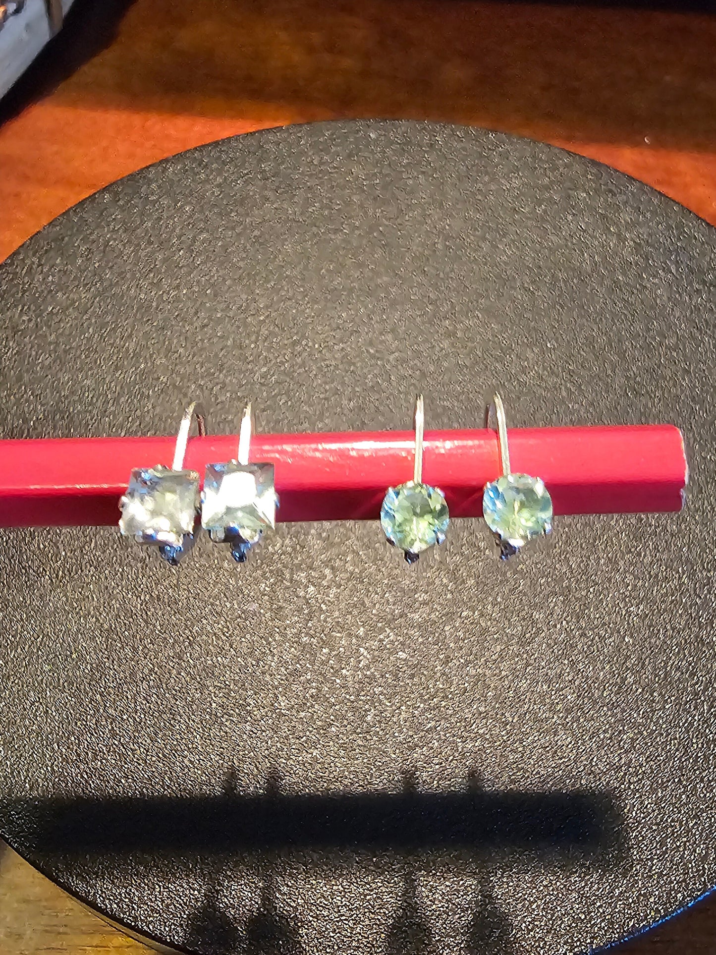 Boucles d'oreilles en verre d'uranium dans un nouveau style à levier en argent sterling avec des pierres de verre d'uranium recyclées vintage, qui brillent sous la lumière noire/UV