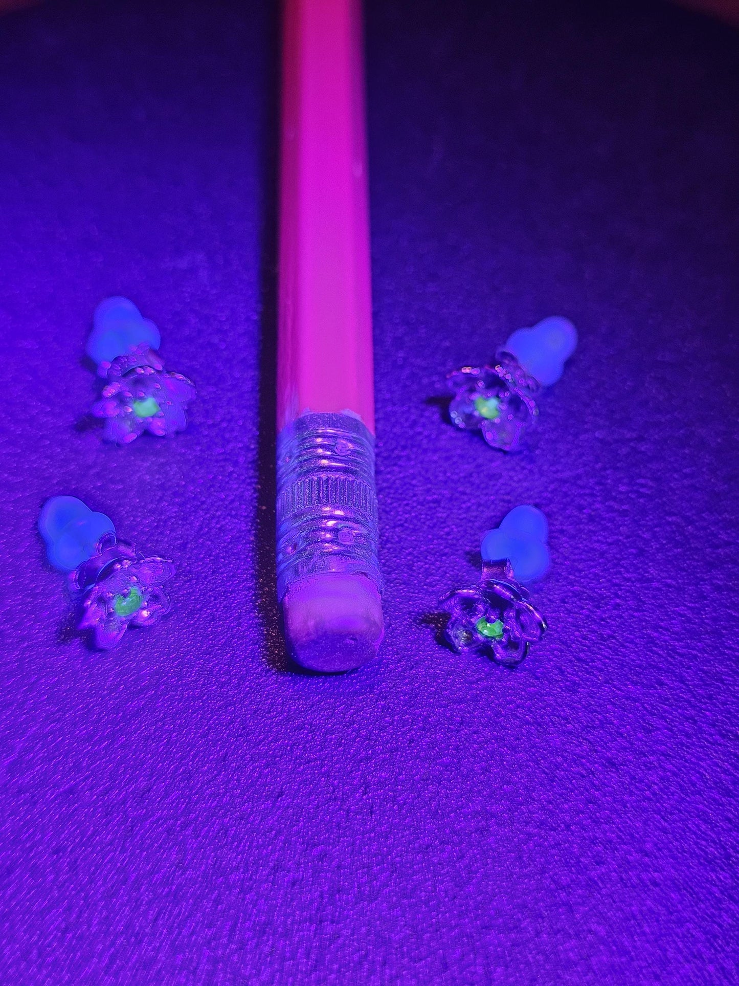 Boucles d'oreilles en verre d'uranium en argent sterling avec un nouveau design de fleur avec des pierres rondes en verre d'uranium jaune vintage de 2 mm qui brillent sous la lumière noire/UV