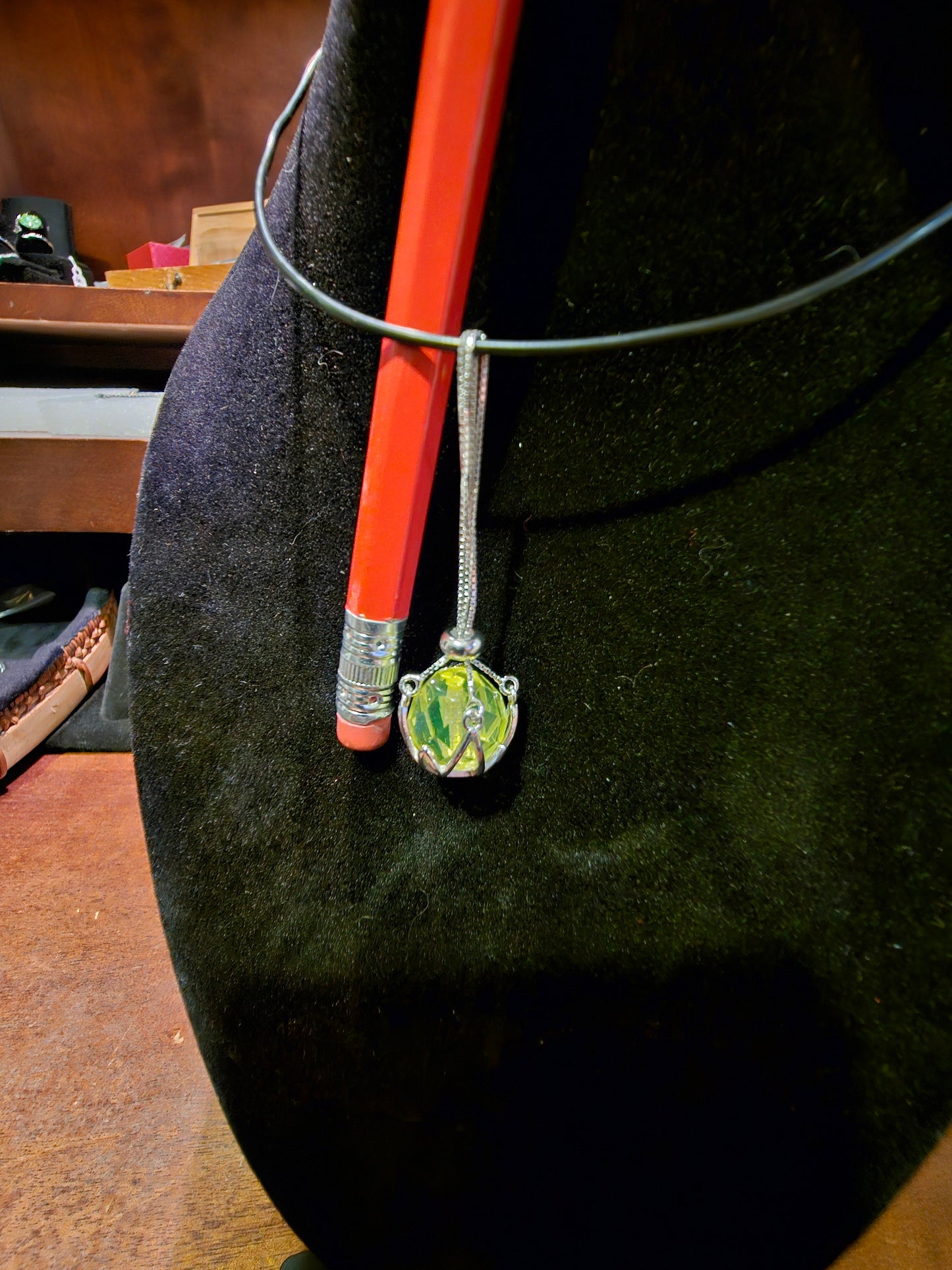Pendentif et boucles d'oreilles en verre d'uranium dans un nouveau style de pendentif en argent sterling avec des perles de verre d'uranium vintage qui brillent sous la lumière noire / UV