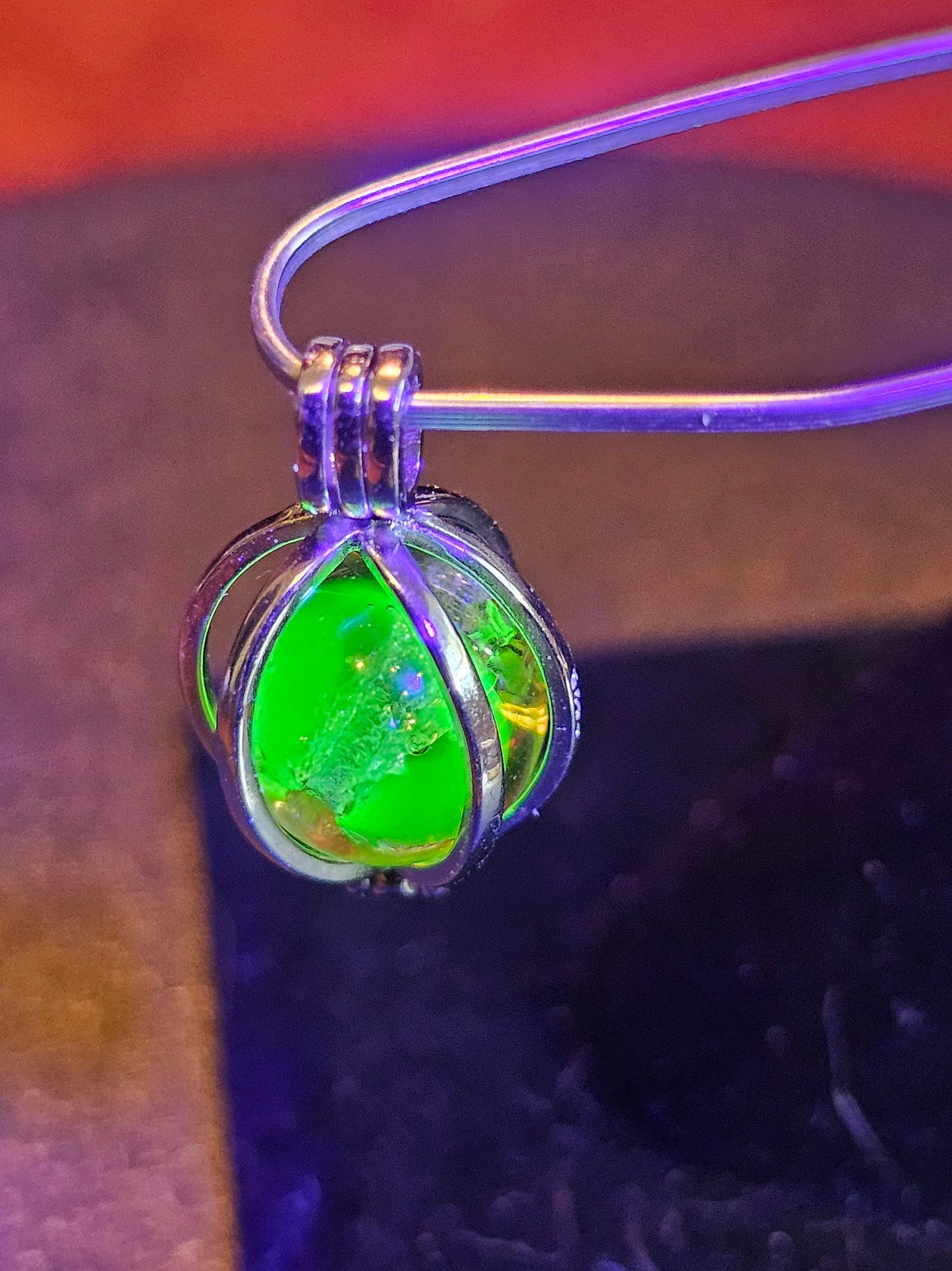 Pendentif en verre d'uranium en argent sterling neuf avec une perle vintage de 10 mm en verre d'uranium qui brille sous la lumière noire / UV